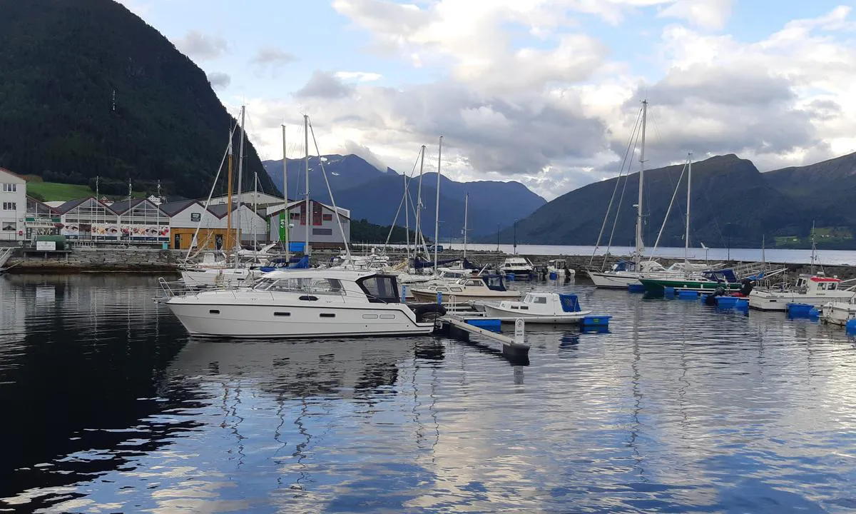 Volda: {"base": "no", "no": "Gjesteplassene ytterst p\u00e5 piren.\r\nGode brygger, bra med fort\u00f8ynings\u00f8yer og str\u00f8muttak. Vann p\u00e5 trommel like ved.", "se": "G\u00e4stplatserna ytterst p\u00e5 piren. Bra bryggor, bra med f\u00f6rt\u00f6jningsringar och eluttag. Vatten p\u00e5 trumma precis bredvid.", "en": "Guest berths at the outer end of the pier. Good docks, plenty of mooring rings and power outlets. Water on reel nearby.", "da": "G\u00e6stepladserne yderst p\u00e5 molen. Gode broer, godt med fort\u00f8jnings\u00f8jer og str\u00f8mudtag. Vand p\u00e5 tromle lige ved."}