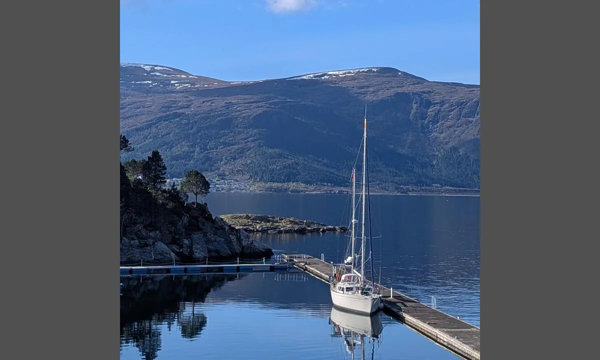 Voldsdalsvågen Marina: {"base": "en", "no": "Pontoongen hvor det er mulig \u00e5 legge til. De andre bryggene i havnen er private/l\u00e5ste. Det anbefales ikke \u00e5 legge til der i d\u00e5rlig v\u00e6r.", "se": "Bryggan d\u00e4r det \u00e4r m\u00f6jligt att f\u00f6rt\u00f6ja. De andra bryggorna i hamnen \u00e4r privata/l\u00e5sta. Det rekommenderas inte att f\u00f6rt\u00f6ja d\u00e4r i d\u00e5ligt v\u00e4der.", "en": "The pontoon where it is possible to lay. The other piers in the harbour are private/locked. It's not recommended to lay there in bad weather.", "da": "Pontonbroen hvor det er muligt at l\u00e6gge til. De andre broer i havnen er private/l\u00e5ste. Det anbefales ikke at l\u00e6gge til der i d\u00e5rligt vejr.", "fr": "Le ponton o\u00f9 il est possible de s'amarrer. Les autres quais dans le port sont priv\u00e9s/verrouill\u00e9s. Il n'est pas recommand\u00e9 de s'y amarrer par mauvais temps.", "de": "Der Ponton, an dem es m\u00f6glich ist, festzumachen. Die anderen Piers im Hafen sind privat/verschlossen. Es wird nicht empfohlen, bei schlechtem Wetter dort festzumachen.", "es": "El pont\u00f3n donde es posible fondear. Los otros muelles en el puerto son privados/bloqueados. No se recomienda fondear all\u00ed en mal tiempo.", "it": "Il pontone dove \u00e8 possibile ormeggiare. Gli altri moli del porto sono privati/bloccati. Non \u00e8 consigliato ormeggiare l\u00ec in caso di maltempo.", "pt": "O pont\u00e3o onde \u00e9 poss\u00edvel atracar. Os outros cais no porto s\u00e3o privados/trancados. N\u00e3o \u00e9 recomendado atracar l\u00e1 em mau tempo.", "nl": "De ponton waar het mogelijk is aan te leggen. De andere steigers in de haven zijn priv\u00e9/vergrendeld. Het wordt niet aanbevolen om daar aan te leggen bij slecht weer.", "pl": "Pomost, przy kt\u00f3rym mo\u017cna cumowa\u0107. Inne nabrze\u017ca w porcie s\u0105 prywatne/zamkni\u0119te. Nie zaleca si\u0119 cumowania tam podczas z\u0142ej pogody.", "uk": "\u041f\u043e\u043d\u0442\u043e\u043d, \u0434\u0435 \u043c\u043e\u0436\u043d\u0430 \u043f\u0440\u0438\u0447\u0430\u043b\u0438\u0442\u0438. \u0406\u043d\u0448\u0456 \u043f\u0456\u0440\u0441\u0438 \u0443 \u0433\u0430\u0432\u0430\u043d\u0456 \u0454 \u043f\u0440\u0438\u0432\u0430\u0442\u043d\u0438\u043c\u0438/\u0437\u0430\u0447\u0438\u043d\u0435\u043d\u0438\u043c\u0438. \u041d\u0435 \u0440\u0435\u043a\u043e\u043c\u0435\u043d\u0434\u0443\u0454\u0442\u044c\u0441\u044f \u043f\u0440\u0438\u0447\u0430\u043b\u044e\u0432\u0430\u0442\u0438 \u0442\u0443\u0442 \u043f\u0456\u0434 \u0447\u0430\u0441 \u043f\u043e\u0433\u0430\u043d\u043e\u0457 \u043f\u043e\u0433\u043e\u0434\u0438.", "ro": "Pontoonul unde este posibil s\u0103 acostezi. Celelalte diguri din port sunt private/blocate. Nu este recomandat s\u0103 acostezi acolo \u00een condi\u021bii meteo nefavorabile.", "tr": "\u00dczerinde ba\u011flanman\u0131n m\u00fcmk\u00fcn oldu\u011fu y\u00fczer iskele. Limandaki di\u011fer iskeleler \u00f6zel/kilitlidir. K\u00f6t\u00fc havalarda burada ba\u011flanmak tavsiye edilmez.", "el": "\u0397 \u03c0\u03bb\u03c9\u03c4\u03ae \u03c0\u03c1\u03bf\u03b2\u03bb\u03ae\u03c4\u03b1 \u03cc\u03c0\u03bf\u03c5 \u03b5\u03af\u03bd\u03b1\u03b9 \u03b4\u03c5\u03bd\u03b1\u03c4\u03cc\u03bd \u03bd\u03b1 \u03b4\u03ad\u03c3\u03b5\u03c4\u03b5. \u039f\u03b9 \u03ac\u03bb\u03bb\u03b5\u03c2 \u03b1\u03c0\u03bf\u03b2\u03ac\u03b8\u03c1\u03b5\u03c2 \u03c3\u03c4\u03bf \u03bb\u03b9\u03bc\u03ac\u03bd\u03b9 \u03b5\u03af\u03bd\u03b1\u03b9 \u03b9\u03b4\u03b9\u03c9\u03c4\u03b9\u03ba\u03ad\u03c2/\u03ba\u03bb\u03b5\u03b9\u03b4\u03c9\u03bc\u03ad\u03bd\u03b5\u03c2. \u0394\u03b5\u03bd \u03c3\u03c5\u03bd\u03b9\u03c3\u03c4\u03ac\u03c4\u03b1\u03b9 \u03bd\u03b1 \u03b4\u03ad\u03c3\u03b5\u03c4\u03b5 \u03b5\u03ba\u03b5\u03af \u03c3\u03b5 \u03ba\u03b1\u03ba\u03cc \u03ba\u03b1\u03b9\u03c1\u03cc.", "cs": "Ponton, kde je mo\u017en\u00e9 zakotvit. Ostatn\u00ed mola v p\u0159\u00edstavu jsou soukrom\u00e1/zam\u010den\u00e1. Nedoporu\u010duje se kotvit tam za \u0161patn\u00e9ho po\u010das\u00ed.", "hu": "A m\u00f3l\u00f3, ahol kik\u00f6tni lehet. A kik\u00f6t\u0151 t\u00f6bbi m\u00f3l\u00f3ja mag\u00e1ntulajdonban van/z\u00e1rva van. Rossz id\u0151 eset\u00e9n nem aj\u00e1nlott ott kik\u00f6tni.", "fi": "Ponttonilaituri, jossa on mahdollista kiinnitty\u00e4. Muut sataman laiturit ovat yksityisi\u00e4/lukittuja. Ei ole suositeltavaa kiinnitty\u00e4 siell\u00e4 huonolla s\u00e4\u00e4ll\u00e4.", "bg": "\u041f\u043e\u043d\u0442\u043e\u043d\u044a\u0442, \u043a\u044a\u0434\u0435\u0442\u043e \u0435 \u0432\u044a\u0437\u043c\u043e\u0436\u043d\u043e \u0434\u0430 \u0441\u0435 \u0430\u043a\u043e\u0441\u0442\u0438\u0440\u0430. \u0414\u0440\u0443\u0433\u0438\u0442\u0435 \u043a\u0435\u0439\u043e\u0432\u0435 \u0432 \u043f\u0440\u0438\u0441\u0442\u0430\u043d\u0438\u0449\u0435\u0442\u043e \u0441\u0430 \u0447\u0430\u0441\u0442\u043d\u0438/\u0437\u0430\u043a\u043b\u044e\u0447\u0435\u043d\u0438. \u041d\u0435 \u0441\u0435 \u043f\u0440\u0435\u043f\u043e\u0440\u044a\u0447\u0432\u0430 \u0434\u0430 \u0441\u0435 \u0430\u043a\u043e\u0441\u0442\u0438\u0440\u0430 \u0442\u0430\u043c \u043f\u0440\u0438 \u043b\u043e\u0448\u043e \u0432\u0440\u0435\u043c\u0435.", "sr": "\u041f\u043e\u043d\u0442\u043e\u043d \u0433\u0434\u0435 \u0458\u0435 \u043c\u043e\u0433\u0443\u045b\u0435 \u043f\u0440\u0438\u0441\u0442\u0430\u0442\u0438. \u041e\u0441\u0442\u0430\u043b\u0438 \u043c\u043e\u043b\u043e\u0432\u0438 \u0443 \u043b\u0443\u0446\u0438 \u0441\u0443 \u043f\u0440\u0438\u0432\u0430\u0442\u043d\u0438/\u0437\u0430\u043a\u0459\u0443\u0447\u0430\u043d\u0438. \u041d\u0435 \u043f\u0440\u0435\u043f\u043e\u0440\u0443\u0447\u0443\u0458\u0435 \u0441\u0435 \u043f\u0440\u0438\u0441\u0442\u0430\u0458\u0430\u045a\u0435 \u0442\u0430\u043c\u043e \u0443 \u043b\u043e\u0448\u0435\u043c \u0432\u0440\u0435\u043c\u0435\u043d\u0443.", "et": "Ujuvkai, kus on v\u00f5imalik peatuda. Teised sadamakaid on eraviisilised/lukustatavad. Halva ilmaga seal peatuda ei soovitata.", "lv": "Piest\u0101tne, kur ir iesp\u0113jams pietauvoties. P\u0101r\u0113jie piest\u0101t\u0146u piest\u0101tnes ost\u0101 ir priv\u0101ti/aizsl\u0113gti. Nav ieteicams pietauvoties \u0161aj\u0101s viet\u0101s sliktos laika apst\u0101k\u013cos.", "lt": "Pontonin\u0117 vieta, kur galima \u0161vartuotis. Kiti uosto prieplaukos yra privat\u016bs/u\u017erakinti. Nerekomenduojama ten \u0161vartuotis esant blogam orui."}