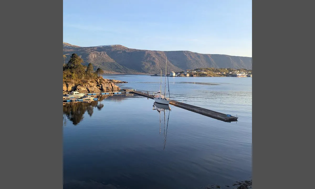 Voldsdalsvågen Marina: {"base": "en", "no": "Ponton sett fra veien.", "se": "Pontonen sedd fr\u00e5n v\u00e4gen.", "en": "The pontoon seen from the road.", "da": "Pontonen set fra vejen.", "fr": "Le ponton vu de la route.", "de": "Der Ponton von der Stra\u00dfe aus gesehen.", "es": "El pont\u00f3n visto desde la carretera.", "it": "Il pontile visto dalla strada.", "pt": "O pont\u00e3o visto da estrada.", "nl": "De drijvende steiger gezien vanaf de weg.", "pl": "Pomost p\u0142ywaj\u0105cy widziany z drogi.", "uk": "\u041f\u043e\u043d\u0442\u043e\u043d \u0432\u0438\u0434\u043d\u043e \u0437 \u0434\u043e\u0440\u043e\u0433\u0438.", "ro": "Pontoonul v\u0103zut de pe drum.", "tr": "Yoldan g\u00f6r\u00fclen iskele.", "el": "\u0397 \u03c0\u03bb\u03c9\u03c4\u03ae \u03c0\u03c1\u03bf\u03b2\u03bb\u03ae\u03c4\u03b1 \u03c0\u03bf\u03c5 \u03c6\u03b1\u03af\u03bd\u03b5\u03c4\u03b1\u03b9 \u03b1\u03c0\u03cc \u03c4\u03bf\u03bd \u03b4\u03c1\u03cc\u03bc\u03bf.", "cs": "Ponton vid\u011bn\u00fd z cesty.", "hu": "A m\u00f3l\u00f3 l\u00e1that\u00f3 az \u00fatr\u00f3l.", "fi": "Laituri n\u00e4htyn\u00e4 tielt\u00e4.", "bg": "\u041f\u043e\u043d\u0442\u043e\u043d\u044a\u0442, \u0432\u0438\u0434\u044f\u043d \u043e\u0442 \u043f\u044a\u0442\u044f.", "sr": "\u041f\u043e\u043d\u0442\u043e\u043d \u0432\u0438\u0452\u0435\u043d \u0441\u0430 \u043f\u0443\u0442\u0430.", "et": "Pontoon n\u00e4htud teelt.", "lv": "Pontons redzams no ce\u013ca.", "lt": "Prieplauka matoma nuo kelio."}