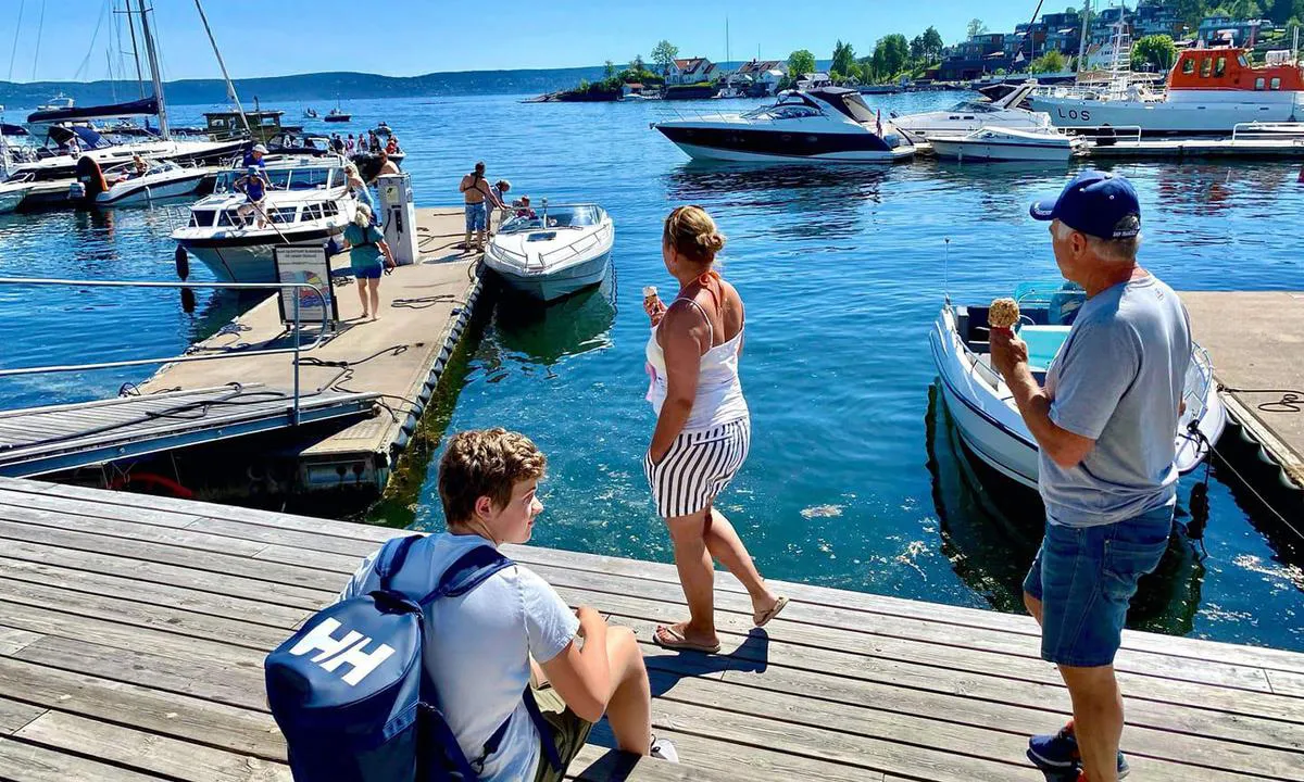 Vollen Marina Gjestehavn: {"base": "no", "no": "Yrende liv p\u00e5 drivstoffbrygga. Bryggebutikken serverer god softis!", "se": "Myllrande liv p\u00e5 br\u00e4nslebryggan. Bryggbutiken serverar god mjukglass!", "en": "Bustling activity at the fuel dock. The pier shop serves great soft ice cream!", "da": "Livet summer p\u00e5 br\u00e6ndstofbroen. Brobutikken serverer god softice!"}