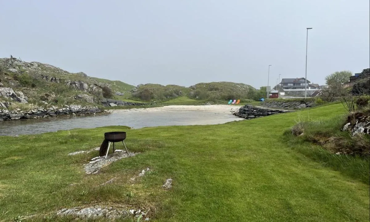 Vollsøya: {"base": "de", "no": "Badestrand", "se": "Badstrand", "en": "Bathing beach", "da": "Badestrand", "fr": "Plage de baignade", "de": "Badestrand", "es": "Playa", "it": "Spiaggia balneare", "pt": "Praia de banho", "nl": "Zwemplek", "pl": "pla\u017ca k\u0105pielowa", "uk": "\u041f\u043b\u044f\u0436", "ro": "Plaj\u0103 pentru sc\u0103ldat", "tr": "Plaj", "el": "\u03a0\u03b1\u03c1\u03b1\u03bb\u03af\u03b1 \u03ba\u03bf\u03bb\u03cd\u03bc\u03b2\u03b7\u03c3\u03b7\u03c2", "cs": "Pl\u00e1\u017e", "hu": "Strand", "fi": "uimaranta", "bg": "\u041f\u043b\u0430\u0436 \u0437\u0430 \u043a\u044a\u043f\u0430\u043d\u0435", "sr": "\u041f\u043b\u0430\u0436\u0430 \u0437\u0430 \u043a\u0443\u043f\u0430\u045a\u0435", "et": "Supelrand", "lv": "Peldvietas pludmale", "lt": "Papl\u016bdimys"}