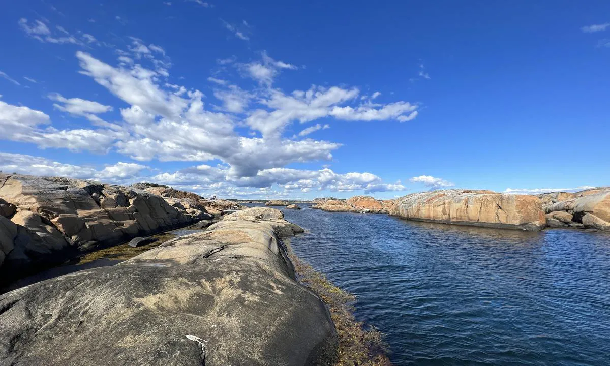 Volmene: {"base": "no", "no": "Flotte svaberg hvor longside er mulig, flere steder ogs\u00e5 for seilb\u00e5ter. Ingen bolter i fjellet.", "se": "Finna klippor d\u00e4r l\u00e5ngsides f\u00f6rt\u00f6jning \u00e4r m\u00f6jlig, p\u00e5 flera st\u00e4llen \u00e4ven f\u00f6r segelb\u00e5tar. Inga bultar i berget.", "en": "Great smooth rocks suitable for mooring alongside, in several places also for sailboats. No bolts in the rock.", "da": "Flotte svaberg hvor langsides fort\u00f8jning er mulig, flere steder ogs\u00e5 for sejlb\u00e5de. Ingen bolte i fjeldet."}