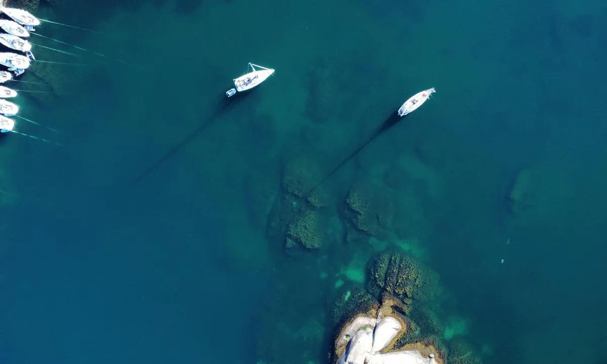Vrakevik: Two sailboats on anchor