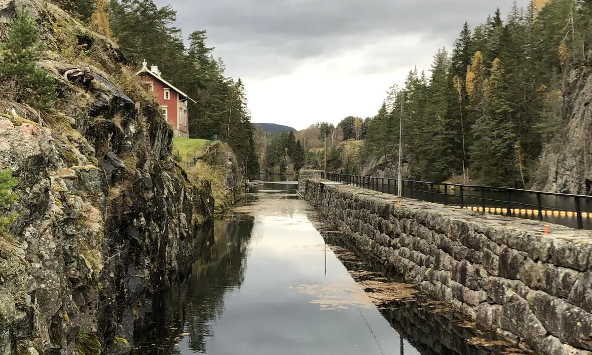 {"base": "no", "no": "Gjestekaia er p\u00e5 babord side etter at du sluset gjennom alle niv\u00e5ene i Vrangfoss Sluser.", "se": "G\u00e4stbryggan \u00e4r p\u00e5 babord sida efter att du har slussat genom alla niv\u00e5er i Vrangfoss Slussar.", "en": "The guest quay is on the port side after you have locked through all the levels at Vrangfoss Locks.", "da": "G\u00e6stekajen er p\u00e5 bagbord side efter at du har sluset gennem alle niveauerne i Vrangfoss Sluser."}