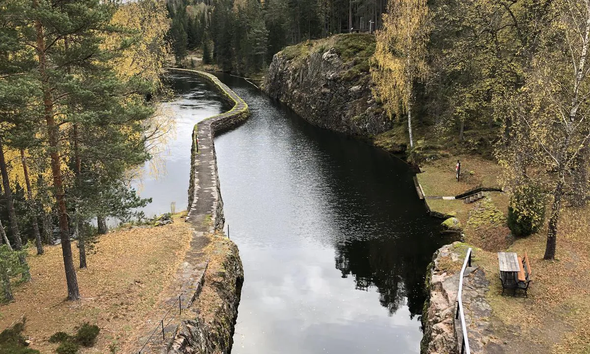 Her kommer du oppover på vei inn mot Vrangfoss sluser.