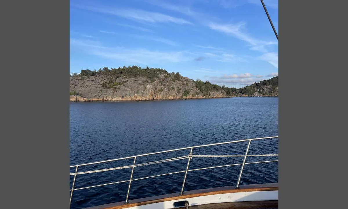 Vrangholmen Naturhavn: Bilde tatt mot øst. Vi observerte en båt som lå inn til fjellet, men usikker på om det er bolter der eller om man bruker egne kiler. Vi lå for anker midt i bukta på ca 10-12 meters dybde.