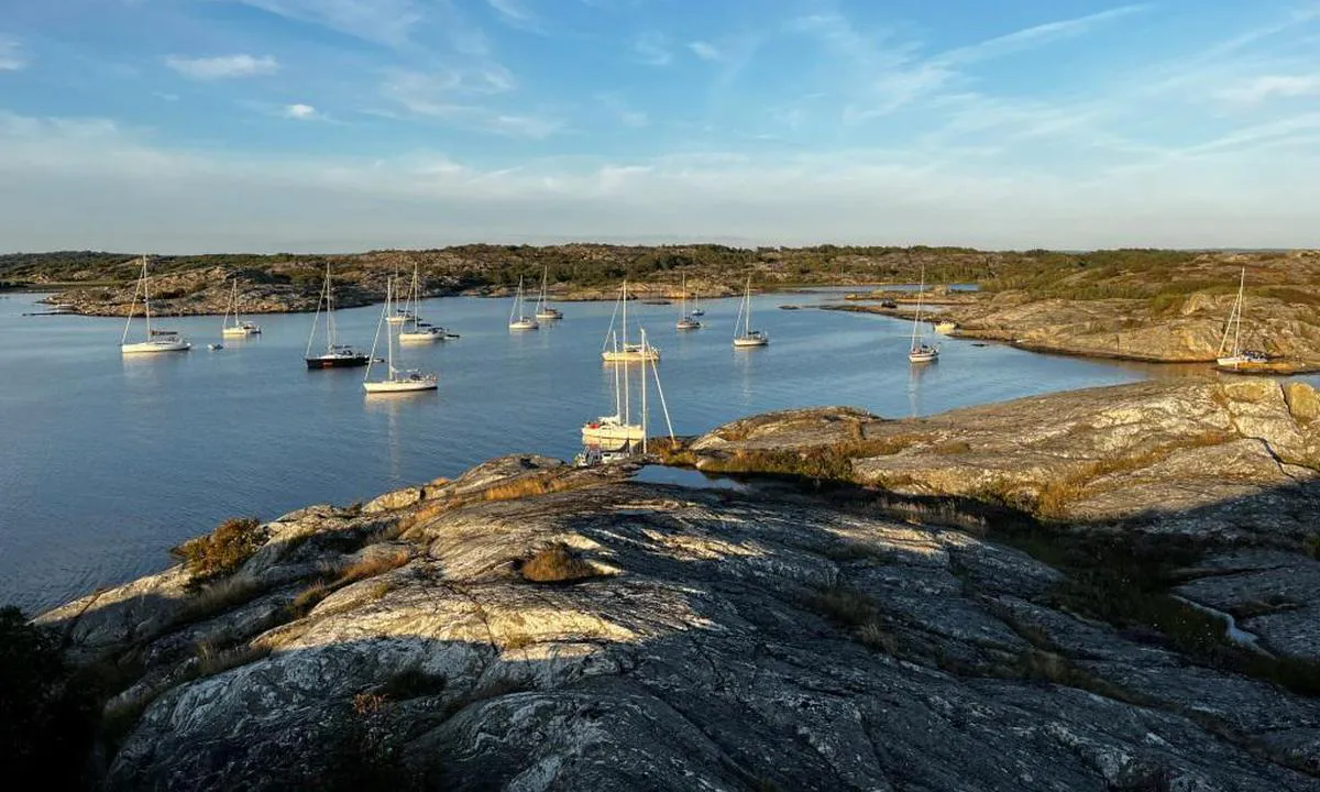 Vrångö Knapp - Klubbholmen: {"base": "en", "no": "Mye plass her, men det kan v\u00e6re veldig fullt n\u00e5r v\u00e6ret er fint.", "se": "Mycket plats h\u00e4r, men kan vara v\u00e4ldigt tr\u00e5ngt n\u00e4r v\u00e4dret \u00e4r fint.", "en": "Lots of space here, but can be very crowded when the weather is nice.", "da": "Masser af plads her, men kan v\u00e6re meget fyldt, n\u00e5r vejret er godt."}