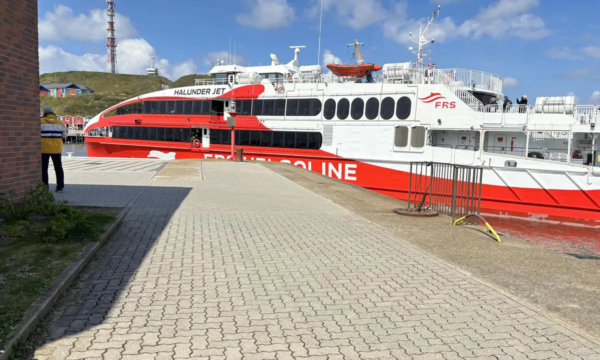 Wassersportclub Helgoland (Südhafen): {"base": "en", "no": "Ikke marinaen, men fergen inn til taxfree-butikkene og hotellene.", "se": "Inte marinan utan f\u00e4rjan till taxfree-butikerna och hotellen.", "en": "Not the marina but the ferry into the taxfree shops and hotels.", "da": "Ikke marinaen, men f\u00e6rgen til de toldfrie butikker og hoteller."}