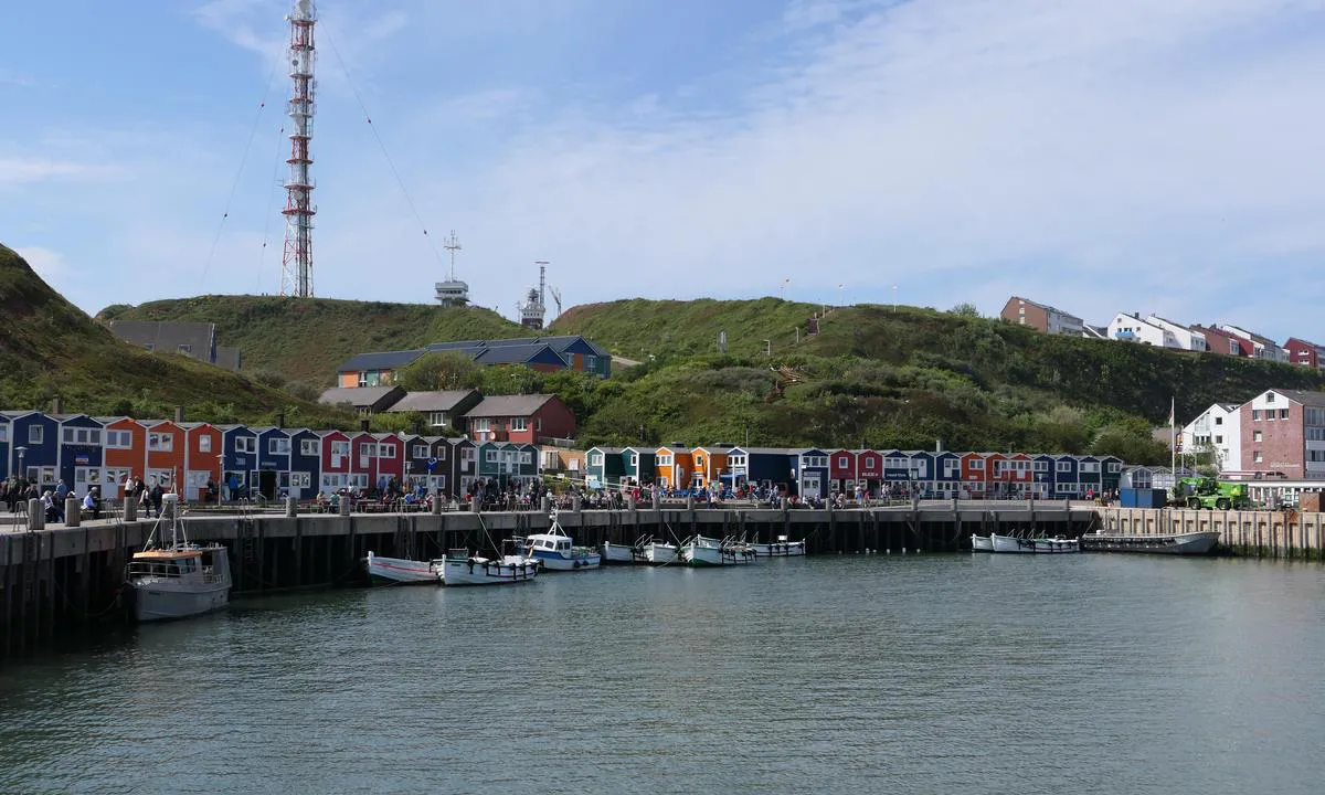 Wassersportclub Helgoland (Südhafen): {"base": "en", "no": "Ikke marinaen, men her kan du f\u00e5 skattefri drivstoff", "se": "Inte hamnen men h\u00e4r kan du f\u00e5 skattefri br\u00e4nsle", "en": "Not the marina but here you can get tax-free fuel", "da": "Ikke marinaen, men her kan du f\u00e5 afgiftsfri br\u00e6ndstof"}