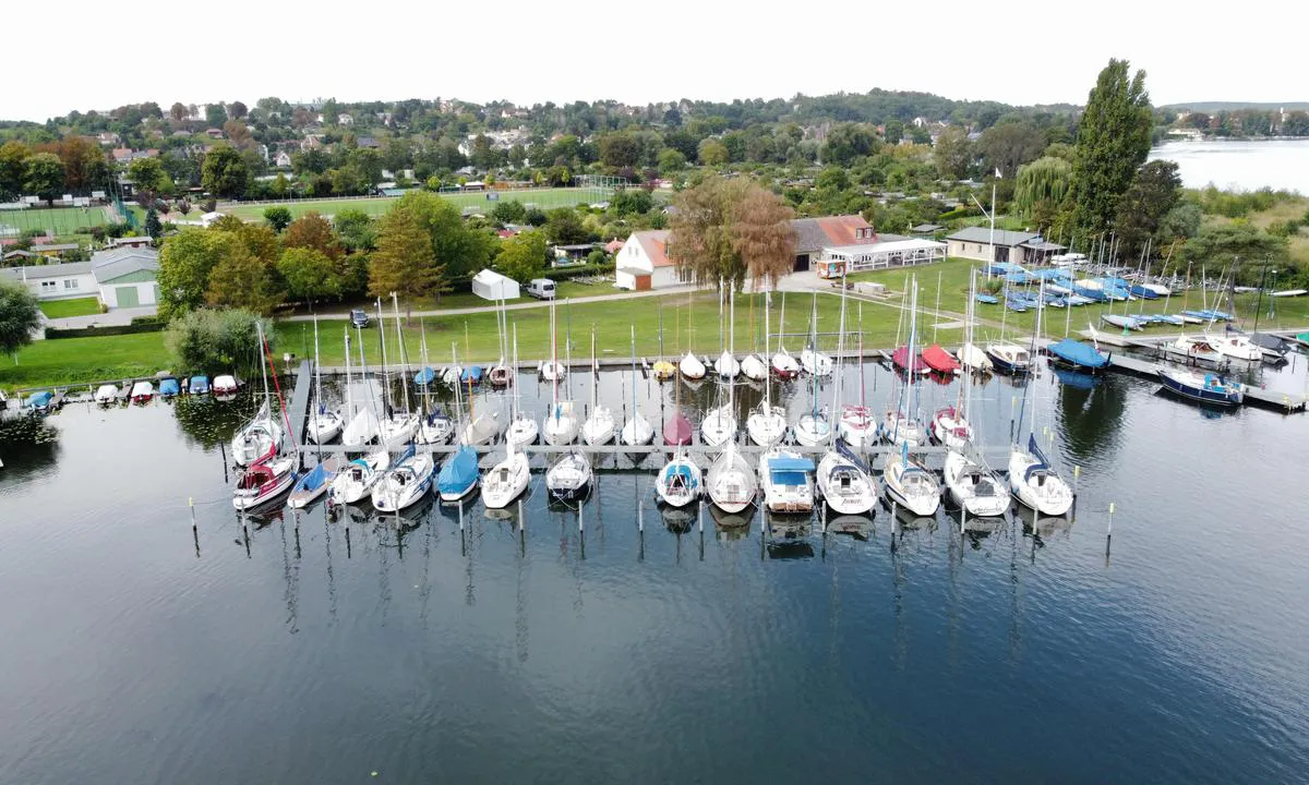 {"base": "de", "no": "Seilerforening Enhet Werder", "se": "Seglarf\u00f6rening Enhet Werder", "en": "Sailing Association Unit Werder", "da": "Sejlerforening Enhed Werder", "fr": "Association des Voiliers Unit\u00e9 Werder", "de": "Seglervereinigung Einheit Werder", "es": "Asociaci\u00f3n de Navegaci\u00f3n Unidad Werder", "it": "Associazione Velica Unit\u00e0 Werder", "pt": "Associa\u00e7\u00e3o de Velejadores de Unidade Werder", "nl": "Zeilvereniging Einheit Werder", "pl": "Stowarzyszenie \u017beglarzy Jedno\u015b\u0107 Werder", "uk": "\u041e\u0431'\u0454\u0434\u043d\u0430\u043d\u043d\u044f \u0432\u0456\u0442\u0440\u0438\u043b\u044c\u043d\u043e\u0433\u043e \u0441\u043f\u043e\u0440\u0442\u0443 \u0412\u0435\u0440\u0434\u0435\u0440", "ro": "Asocia\u021bia Navigatorilor Uniti Werder", "tr": "Birlik Yelken Derne\u011fi Werder", "el": "\u0399\u03c3\u03c4\u03b9\u03bf\u03c0\u03bb\u03bf\u03ca\u03ba\u03cc\u03c2 \u03a3\u03cd\u03bb\u03bb\u03bf\u03b3\u03bf\u03c2 \u0388\u03bd\u03c9\u03c3\u03b7 \u0392\u03ad\u03c1\u03bd\u03c4\u03b5\u03c1", "cs": "Jednota jachta\u0159\u016f Werder", "hu": "Egys\u00e9ges Vitorl\u00e1s Egyes\u00fclet Werder", "fi": "Yksimielisyyden venekerho Werder", "bg": "\u041a\u043b\u0443\u0431 \u043f\u043e \u0432\u0435\u0442\u0440\u043e\u0445\u043e\u0434\u0441\u0442\u0432\u043e \u0415\u0434\u0438\u043d\u0441\u0442\u0432\u043e \u0412\u0435\u0440\u0434\u0435\u0440", "sr": "\u0408\u0435\u0434\u0440\u0435\u045a\u0430\u0447\u043a\u043e \u0434\u0440\u0443\u0448\u0442\u0432\u043e \u0408\u0435\u0434\u0438\u043d\u0441\u0442\u0432\u043e \u0412\u0435\u0440\u0434\u0435\u0440", "et": "Purjetajate \u00fchendus Einheit Werder", "lv": "Vien\u012bbas Jahtklubs Werder", "lt": "Vieningoji Burlentinink\u0173 Asociacija Werder"}