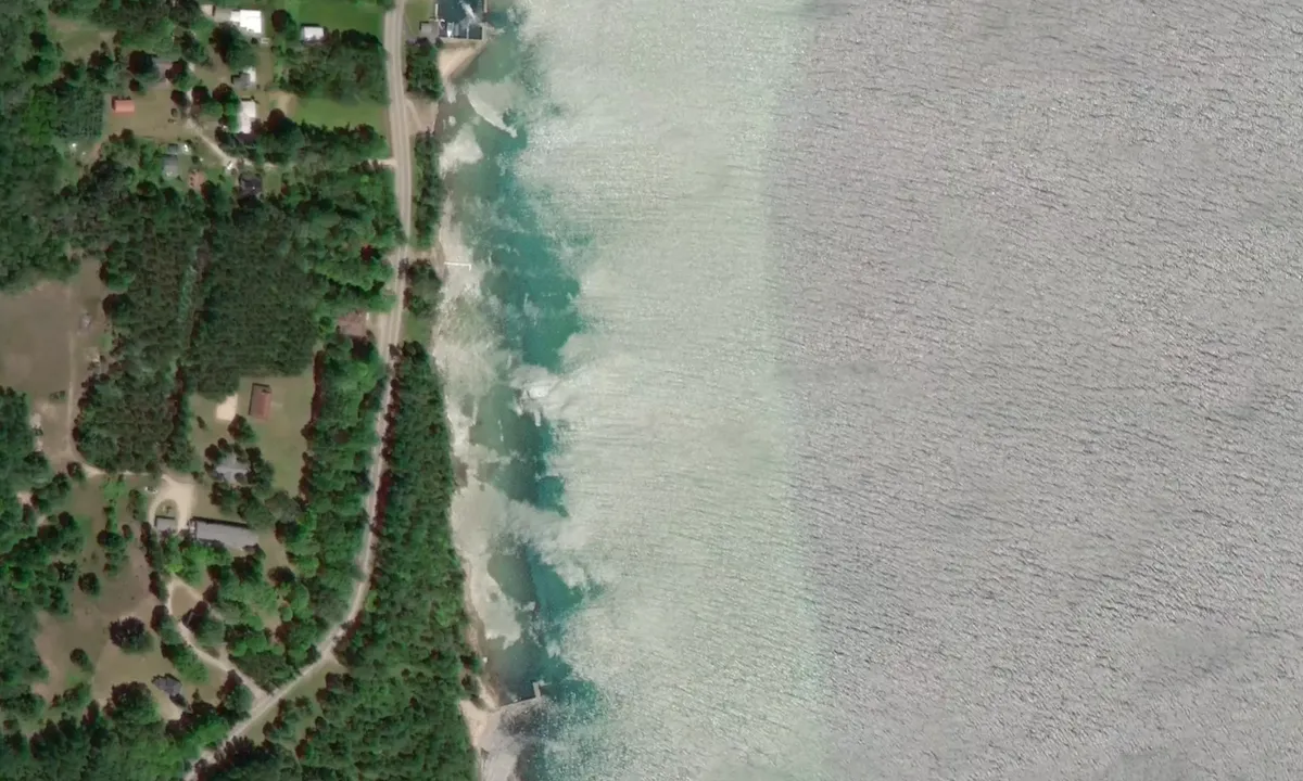 Flyfoto av West Omena Bay