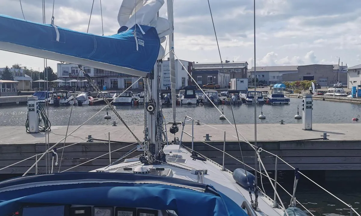 Westmeri Marina: {"base": "de", "no": "2021 Marina i Haapsalu fra gjestebryggen lengre vei til sanit\u00e6ranleggene.", "se": "2021 Marina i Haapsalu, l\u00e5ng v\u00e4g fr\u00e5n g\u00e4stbryggan till sanitetsanl\u00e4ggningarna.", "en": "2021 Marina in Haapsalu: a long way from the guest berth to the sanitary facilities.", "da": "2021 Marina i Haapsalu fra g\u00e6stesejler lang vej til sanit\u00e6re anl\u00e6g.", "fr": "2021 Marina \u00e0 Haapsalu, distance assez longue pour les visiteurs jusqu'aux installations sanitaires.", "de": "2021 Marina in Haapsalu vom Gastlieger weiter Weg zu den Sanit\u00e4ranlagen.", "es": "2021 Marina en Haapsalu desde el muelle de invitados un largo camino hasta las instalaciones sanitarias.", "it": "2021 Marina a Haapsalu, dal punto di ormeggio degli ospiti fino ai servizi igienici, \u00e8 una lunga strada.", "pt": "Em 2021, a marina em Haapsalu est\u00e1 longe das instala\u00e7\u00f5es sanit\u00e1rias para os visitantes tempor\u00e1rios.", "nl": "2021 Marina in Haapsalu van de gaststeiger ver weg naar de sanitaire voorzieningen.", "pl": "2021 Marina w Haapsalu od go\u015bcinnego nabrze\u017ca daleko do urz\u0105dze\u0144 sanitarnych.", "uk": "2021 \u041c\u0430\u0440\u0438\u043d\u0430 \u0432 \u0425\u0430\u0430\u043f\u0441\u0430\u043b\u0443 \u0432\u0456\u0434 \u043f\u0440\u0438\u0447\u0430\u043b\u044c\u043d\u0438\u0445 \u043c\u0456\u0441\u0446\u044c \u0434\u043b\u044f \u0433\u043e\u0441\u0442\u0435\u0439 \u0434\u0430\u043b\u0435\u043a\u043e \u0434\u043e \u0441\u0430\u043d\u0456\u0442\u0430\u0440\u043d\u0438\u0445 \u0441\u043f\u043e\u0440\u0443\u0434.", "ro": "2021 Marina din Haapsalu: parc\u0103rile pentru oaspe\u021bi sunt la o distan\u021b\u0103 mare de instala\u021biile sanitare.", "tr": "2021 Marina'da Haapsalu'da konuk ba\u011flama yerinden tuvaletlere kadar uzun bir yol.", "el": "2021 \u039c\u03b1\u03c1\u03af\u03bd\u03b1 \u03c3\u03c4\u03bf \u03a7\u03ac\u03b1\u03c0\u03c3\u03b1\u03bb\u03bf\u03c5 \u03b1\u03c0\u03cc \u03c4\u03bf\u03bd \u03be\u03ad\u03bd\u03bf \u03bd\u03b1\u03cd\u03c4\u03b7 \u03bc\u03b1\u03ba\u03c1\u03cd\u03c4\u03b5\u03c1\u03bf\u03c2 \u03b4\u03c1\u03cc\u03bc\u03bf\u03c2 \u03c0\u03c1\u03bf\u03c2 \u03c4\u03b9\u03c2 \u03b5\u03b3\u03ba\u03b1\u03c4\u03b1\u03c3\u03c4\u03ac\u03c3\u03b5\u03b9\u03c2 \u03c5\u03b3\u03b9\u03b5\u03b9\u03bd\u03ae\u03c2.", "cs": "2021 Marina v Haapsalu daleko od kotvi\u0161t\u011b host\u016f k sanit\u00e1rn\u00edm za\u0159\u00edzen\u00edm.", "hu": "2021 Marina Haapsaluban a vend\u00e9ghelyt\u0151l hossz\u00fa \u00fat vezet a szaniter l\u00e9tes\u00edtm\u00e9nyekhez.", "fi": "Vuonna 2021 Haapsalun vierassatamassa on pitk\u00e4 matka saniteettitiloihin.", "bg": "2021 \u041c\u0430\u0440\u0438\u043d\u0430 \u0432 \u0425\u0430\u0430\u043f\u0441\u0430\u043b\u0443 - \u0434\u044a\u043b\u044a\u0433 \u043f\u044a\u0442 \u043e\u0442 \u043c\u044f\u0441\u0442\u043e\u0442\u043e \u0437\u0430 \u0433\u043e\u0441\u0442\u0443\u0432\u0430\u0449\u0438 \u043f\u043b\u0430\u0432\u0430\u0442\u0435\u043b\u043d\u0438 \u0441\u044a\u0434\u043e\u0432\u0435 \u0434\u043e \u0441\u0430\u043d\u0438\u0442\u0430\u0440\u043d\u0438\u0442\u0435 \u043f\u043e\u043c\u0435\u0449\u0435\u043d\u0438\u044f.", "sr": "2021 Marina u Haapsalu dalje od gostuju\u0107ih vezova do sanitarnih \u010dvorova.", "et": "2021. aastal Haapsalu sadamas on k\u00fclalisalustel pikk tee sanitaarruumideni.", "lv": "2021. gad\u0101 Haapsalu jahtu piest\u0101tnei viesu vieta ir t\u0101lu no sanit\u0101rajiem mezgliem.", "lt": "2021 m. Haapsalu uosto sve\u010di\u0173 prieplauka yra toli nuo sanitarini\u0173 \u012frengini\u0173."}