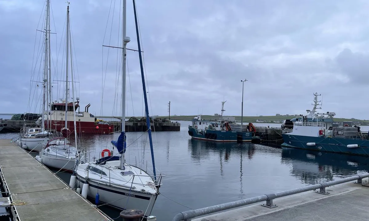 Westray Marina - Broughton: {"base": "en", "no": "Flytebrygger med str\u00f8m", "se": "Flytbryggor med elektricitet", "en": "Flotting docks with electricity", "da": "Flydende dokker med elektricitet"}