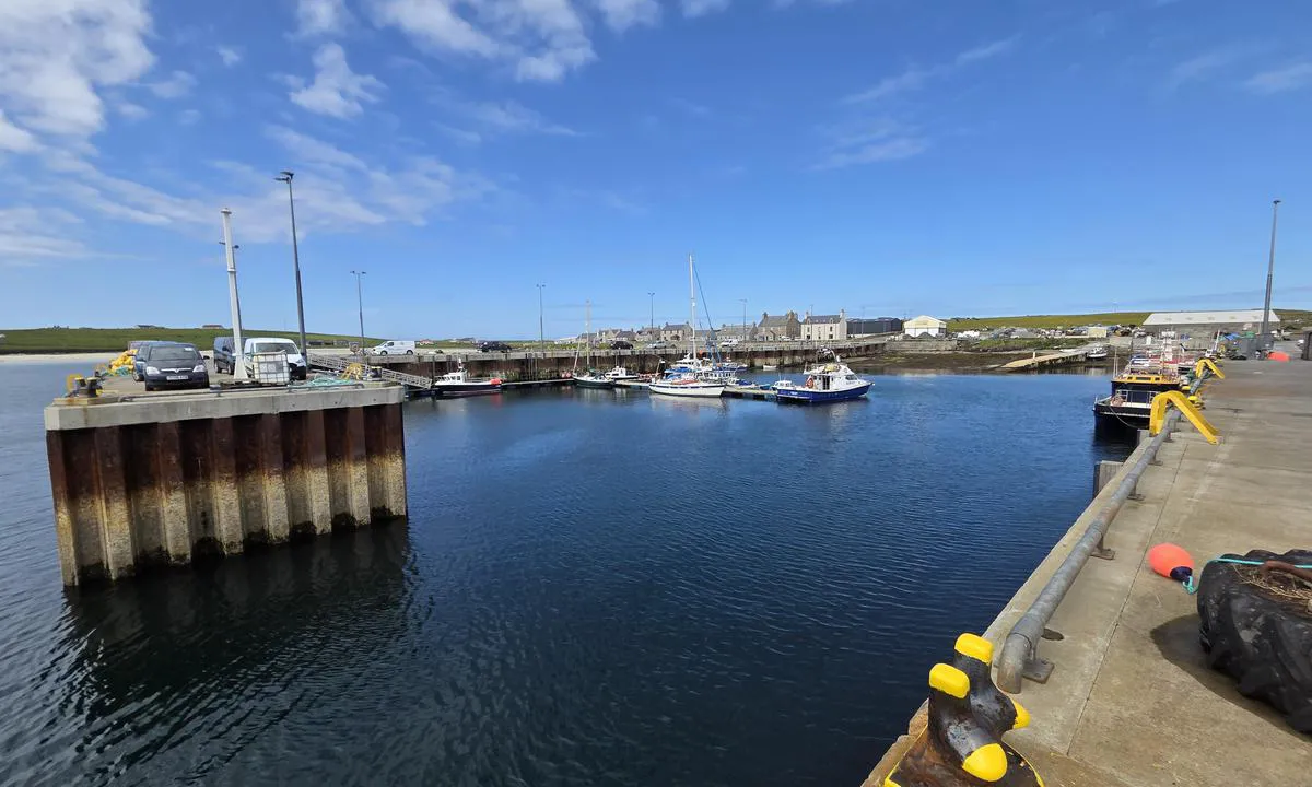 Westray Marina - Broughton: {"base": "no", "no": "Hyggelig Harbourmaster, ring og fortell at du kommer.\r\nEt hotell med restaurant/pub og landhandel- 15min gange unna.\r\nDiesel tilsvarende.\r\nIkke wifi i \u00f8yeblikket.\r\nPlass til 3-4 b\u00e5ter i havna. \r\nFlere gratisb\u00f8yer utenfor.", "se": "Trevlig hamnkapten, ring och ber\u00e4tta att du kommer.<br> Ett hotell med restaurang/pub och lanthandel - 15 minuters promenad bort.<br> Diesel tillg\u00e4ngligt.<br> Ingen wifi f\u00f6r tillf\u00e4llet.<br> Plats f\u00f6r 3-4 b\u00e5tar i hamnen.<br> Flera gratisbojar utanf\u00f6r.", "en": "Friendly Harbourmaster, call and let them know you are coming.<br>A hotel with restaurant/pub and a general store - 15 minutes' walk away.<br>Diesel available.<br>No wifi at the moment.<br>Space for 3-4 boats in the harbour.<br>Several free buoys outside.", "da": "Hyggelig havnemester, ring og fort\u00e6l at du kommer.<br>Et hotel med restaurant/pub og landhandel - 15 minutters gang v\u00e6k.<br>Diesel tilsvarende.<br>Ingen wifi i \u00f8jeblikket.<br>Plads til 3-4 b\u00e5de i havnen.<br>Flere gratisb\u00f8jer udenfor.", "fr": "Sympathique capitaine du port, appelez et dites que vous arrivez.<br>Un h\u00f4tel avec restaurant/pub et \u00e9picerie - \u00e0 15 min \u00e0 pied.<br>Diesel disponible.<br>Pas de wifi pour le moment.<br>Place pour 3-4 bateaux dans le port.<br>Plusieurs bou\u00e9es gratuites \u00e0 l'ext\u00e9rieur.", "de": "Freundlicher Hafenmeister, rufen Sie an und informieren Sie ihn, dass Sie kommen.<br>Ein Hotel mit Restaurant/Pub und einem Dorfladen ist 15 Minuten zu Fu\u00df entfernt.<br>Diesel verf\u00fcgbar.<br>Im Augenblick kein WLAN.<br>Platz f\u00fcr 3-4 Boote im Hafen.<br>Mehrere kostenlose Bojen au\u00dferhalb.", "es": "Amable Capit\u00e1n del puerto, llama y avisa que est\u00e1s llegando.<br> Un hotel con restaurante/pub y tienda, a 15 minutos caminando.<br> Surtido de di\u00e9sel equivalente.<br> No hay wifi en este momento.<br> Espacio para 3-4 barcos en el puerto.<br> Varios boyas gratuitas afuera.", "it": "Gentile Capoporto, chiama e informa che stai arrivando.<br> Un hotel con ristorante/pub e emporio a 15 minuti a piedi.<br> Diesel disponibile.<br> Al momento non c'\u00e8 wifi.<br> Spazio per 3-4 barche nel porto.<br> Diverse boe gratuite all'esterno.", "pt": "Agrad\u00e1vel Capit\u00e3o do Porto, ligue e avise que voc\u00ea est\u00e1 chegando. Um hotel com restaurante/pub e loja a 15 minutos a p\u00e9. Diesel dispon\u00edvel. Sem wifi no momento. Espa\u00e7o para 3-4 barcos no porto. V\u00e1rias boias gratuitas fora.", "nl": "Vriendelijke havenmeester, bel en vertel dat je komt.<br>Een hotel met restaurant/caf\u00e9 en kruidenierswinkel op 15 minuten loopafstand.<br>Diesel beschikbaar.<br>Momenteel geen wifi.<br>Plaats voor 3-4 boten in de haven.<br>Meerdere gratis boeien buiten.", "pl": "Przyjazny bosman, zadzwo\u0144 i powiedz, \u017ce przyje\u017cd\u017casz.<br>Hotel z restauracj\u0105/pubem i sklepem spo\u017cywczym - 15 minut spacerem.<br>Diesel dost\u0119pny.<br>Obecnie brak wifi.<br>Miejsca dla 3-4 \u0142odzi w porcie.<br>Na zewn\u0105trz kilka darmowych boi.", "uk": "\u041f\u0440\u0438\u0432\u0456\u0442\u043d\u0438\u0439 \u043f\u043e\u0440\u0442\u043e\u0432\u0438\u0439 \u043d\u0430\u0447\u0430\u043b\u044c\u043d\u0438\u043a, \u0437\u0430\u0442\u0435\u043b\u0435\u0444\u043e\u043d\u0443\u0439\u0442\u0435 \u0442\u0430 \u043f\u043e\u0432\u0456\u0434\u043e\u043c\u0442\u0435 \u043f\u0440\u043e \u0441\u0432\u0456\u0439 \u043f\u0440\u0438\u0445\u0456\u0434. \u0413\u043e\u0442\u0435\u043b\u044c \u0437 \u0440\u0435\u0441\u0442\u043e\u0440\u0430\u043d\u043e\u043c/\u043f\u0430\u0431\u043e\u043c \u0456 \u043a\u0440\u0430\u043c\u043d\u0438\u0446\u0435\u044e - 15 \u0445\u0432\u0438\u043b\u0438\u043d \u0445\u043e\u0434\u044c\u0431\u0438. \u0414\u0438\u0437\u0435\u043b\u044c \u0442\u0430\u043a\u043e\u0436 \u0434\u043e\u0441\u0442\u0443\u043f\u043d\u0438\u0439. \u041d\u0430\u0440\u0430\u0437\u0456 \u043d\u0435\u043c\u0430\u0454 Wi-Fi. \u041c\u0456\u0441\u0446\u0435 \u0434\u043b\u044f 3-4 \u0447\u043e\u0432\u043d\u0456\u0432 \u0443 \u043f\u043e\u0440\u0442\u0443. \u0414\u0435\u043a\u0456\u043b\u044c\u043a\u0430 \u0431\u0435\u0437\u043a\u043e\u0448\u0442\u043e\u0432\u043d\u0438\u0445 \u0431\u0443\u0439\u043a\u0456\u0432 \u0437\u0437\u043e\u0432\u043d\u0456.", "ro": "Un capitan de port amabil, suna\u021bi \u0219i anun\u021ba\u021bi c\u0103 veni\u021bi. Un hotel cu restaurant/pub \u0219i magazin mixt - la 15 minute de mers pe jos. Motorin\u0103 disponibil\u0103. WiFi nu este disponibil momentan. Loc pentru 3-4 b\u0103rci \u00een port. Mai multe geamanduri gratuite \u00een afar\u0103.", "tr": "G\u00fcler y\u00fczl\u00fc Liman M\u00fcd\u00fcr\u00fc, gelece\u011finizi bildirmek i\u00e7in aray\u0131n.<br>Yak\u0131nda otel, restoran/pub ve bakkal - 15 dakika y\u00fcr\u00fcme mesafesinde.<br>Diesel mevcut.<br>\u015eu anda wifi yok.<br>Liman 3-4 tekneye kadar yer sa\u011flar.<br>D\u0131\u015far\u0131da birka\u00e7 \u00fccretsiz \u015famand\u0131ra bulunur.", "el": "\u03a6\u03b9\u03bb\u03b9\u03ba\u03cc\u03c2 \u039b\u03b9\u03bc\u03b5\u03bd\u03ac\u03c1\u03c7\u03b7\u03c2, \u03ba\u03b1\u03bb\u03ad\u03c3\u03c4\u03b5 \u03ba\u03b1\u03b9 \u03b5\u03bd\u03b7\u03bc\u03b5\u03c1\u03ce\u03c3\u03c4\u03b5 \u03cc\u03c4\u03b9 \u03ad\u03c1\u03c7\u03b5\u03c3\u03c4\u03b5.\n\u0388\u03bd\u03b1 \u03be\u03b5\u03bd\u03bf\u03b4\u03bf\u03c7\u03b5\u03af\u03bf \u03bc\u03b5 \u03b5\u03c3\u03c4\u03b9\u03b1\u03c4\u03cc\u03c1\u03b9\u03bf/\u03c0\u03b1\u03bc\u03c0 \u03ba\u03b1\u03b9 \u03ba\u03b1\u03c4\u03ac\u03c3\u03c4\u03b7\u03bc\u03b1 - 15 \u03bb\u03b5\u03c0\u03c4\u03ac \u03c0\u03b5\u03c1\u03c0\u03ac\u03c4\u03b7\u03bc\u03b1 \u03bc\u03b1\u03ba\u03c1\u03b9\u03ac.\n\u03a0\u03b5\u03c4\u03c1\u03ad\u03bb\u03b1\u03b9\u03bf \u03bd\u03c4\u03af\u03b6\u03b5\u03bb \u03b4\u03b9\u03b1\u03b8\u03ad\u03c3\u03b9\u03bc\u03bf.\n\u0394\u03b5\u03bd \u03c5\u03c0\u03ac\u03c1\u03c7\u03b5\u03b9 wifi \u03b1\u03c5\u03c4\u03ae \u03c4\u03b7 \u03c3\u03c4\u03b9\u03b3\u03bc\u03ae.\n\u03a7\u03ce\u03c1\u03bf\u03c2 \u03b3\u03b9\u03b1 3-4 \u03c3\u03ba\u03ac\u03c6\u03b7 \u03c3\u03c4\u03bf \u03bb\u03b9\u03bc\u03ac\u03bd\u03b9.\n\u03a0\u03b5\u03c1\u03b9\u03c3\u03c3\u03cc\u03c4\u03b5\u03c1\u03bf\u03b9 \u03b5\u03bb\u03b5\u03cd\u03b8\u03b5\u03c1\u03bf\u03b9 \u03c0\u03bb\u03c9\u03c4\u03ae\u03c1\u03b5\u03c2 \u03ad\u03be\u03c9.", "cs": "P\u0159\u00edjemn\u00fd p\u0159\u00edstavn\u00ed mistr, zavolejte a dejte v\u011bd\u011bt, \u017ee p\u0159ijedete. Hotel s restaurac\u00ed/pivnic\u00ed a obchodem - 15 minut ch\u016fze. Diesel odpov\u00eddaj\u00edc\u00ed. Moment\u00e1ln\u011b \u017e\u00e1dn\u00e9 WiFi. M\u00edsto pro 3-4 lod\u011b v p\u0159\u00edstavu. N\u011bkolik voln\u00fdch b\u00f3j\u00ed venku.", "hu": "Kedves Kik\u00f6t\u0151mester, h\u00edvd fel \u00e9s mondd, hogy j\u00f6ssz.<br> Van egy sz\u00e1lloda \u00e9tteremmel/pubbal \u00e9s vegyesbolttal - 15 perces s\u00e9t\u00e1ra.<br> G\u00e1zolaj is van.<br> Jelenleg nincs wifi.<br> 3-4 haj\u00f3 sz\u00e1m\u00e1ra van hely a kik\u00f6t\u0151ben.<br> T\u00f6bb ingyenes b\u00f3ja k\u00edv\u00fcl.", "fi": "Yst\u00e4v\u00e4llinen satamap\u00e4\u00e4llikk\u00f6, soita ja kerro, ett\u00e4 tulet.<br />Hotelli, jossa on ravintola/ pub ja kyl\u00e4kauppa - 15 minuutin k\u00e4velymatkan p\u00e4\u00e4ss\u00e4.<br />Diesel vastaava.<br />Ei wifi\u00e4 t\u00e4ll\u00e4 hetkell\u00e4.<br />Tilaa 3-4 veneelle satamassa.<br />Useita ilmaisia poijuja ulkopuolella.", "bg": "\u041b\u044e\u0431\u0435\u0437\u0435\u043d \u043f\u0440\u0438\u0441\u0442\u0430\u043d\u0438\u0449\u0435\u043d \u043a\u0430\u043f\u0438\u0442\u0430\u043d, \u043e\u0431\u0430\u0434\u0435\u0442\u0435 \u0441\u0435 \u0438 \u0441\u044a\u043e\u0431\u0449\u0435\u0442\u0435, \u0447\u0435 \u0438\u0434\u0432\u0430\u0442\u0435.<br>\u0425\u043e\u0442\u0435\u043b \u0441 \u0440\u0435\u0441\u0442\u043e\u0440\u0430\u043d\u0442/\u043f\u044a\u0431 \u0438 \u043c\u0430\u0433\u0430\u0437\u0438\u043d \u0437\u0430 \u0441\u0442\u043e\u043a\u0438 \u043e\u0442 \u043f\u044a\u0440\u0432\u0430 \u043d\u0435\u043e\u0431\u0445\u043e\u0434\u0438\u043c\u043e\u0441\u0442 - \u043d\u0430 15 \u043c\u0438\u043d\u0443\u0442\u0438 \u043f\u0435\u0448\u0430.<br>\u0414\u0438\u0437\u0435\u043b\u043e\u0432\u043e \u0433\u043e\u0440\u0438\u0432\u043e \u0441\u044a\u0449\u043e.<br>\u0412 \u043c\u043e\u043c\u0435\u043d\u0442\u0430 \u043d\u044f\u043c\u0430 WiFi.<br>\u041c\u044f\u0441\u0442\u043e \u0437\u0430 3-4 \u043b\u043e\u0434\u043a\u0438 \u0432 \u043f\u0440\u0438\u0441\u0442\u0430\u043d\u0438\u0449\u0435\u0442\u043e.<br>\u041f\u043e\u0432\u0435\u0447\u0435 \u0431\u0435\u0437\u043f\u043b\u0430\u0442\u043d\u0438 \u0431\u0443\u0439\u043e\u0432\u0435 \u043e\u0442\u0432\u044a\u043d.", "sr": "Prijatan upravitelj luke, pozovite i recite da dolazite.<br>Hotel sa restoranom/pubom i selja\u010dkom prodavnicom - 15 minuta hoda.<br>Dizel dostupan.<br>Trenutno nema Wi-Fi-ja.<br>Mesto za 3-4 broda u luci.<br>Vi\u0161e besplatnih bova napolju.", "et": "S\u00f5bralik sadamakapten, helista ja anna teada, et tuled. <br> Hotell koos restorani/pubiga ja maapoega - 15 minutit jalutusk\u00e4igu kaugusel. <br> Diisel samuti saadaval. <br> Hetkel pole wifi-\u00fchendust. <br> Sadamas ruumi 3-4 paadile. <br> V\u00e4ljaspool rohkem tasuta poid.", "lv": "Draudz\u012bgs ostas p\u0101rvaldnieks, piezvani un pazi\u0146o par savu iera\u0161anos. <br> Viesn\u012bca ar restor\u0101nu/b\u0101ru un veikalu - 15 min\u016b\u0161u g\u0101jien\u0101. <br> Ar\u012b d\u012bze\u013cdegviela. <br> Pa\u0161laik nav WiFi. <br> Osta var uz\u0146emt 3-4 laivas. <br> Vair\u0101ki bezmaksas bojas \u0101rpus ostas.", "lt": "Malonus uosto pri\u017ei\u016br\u0117tojas, paskambinkite ir prane\u0161kite, kad atvyksite. Vie\u0161butis su restoranu/pub ir krautuv\u0117le - 15 minu\u010di\u0173 p\u0117s\u010diomis. Dyzelinas taip pat prieinamas. \u0160iuo metu n\u0117ra wifi. Uoste telpa 3-4 laivai. Kelios nemokamos bojos lauke."}
