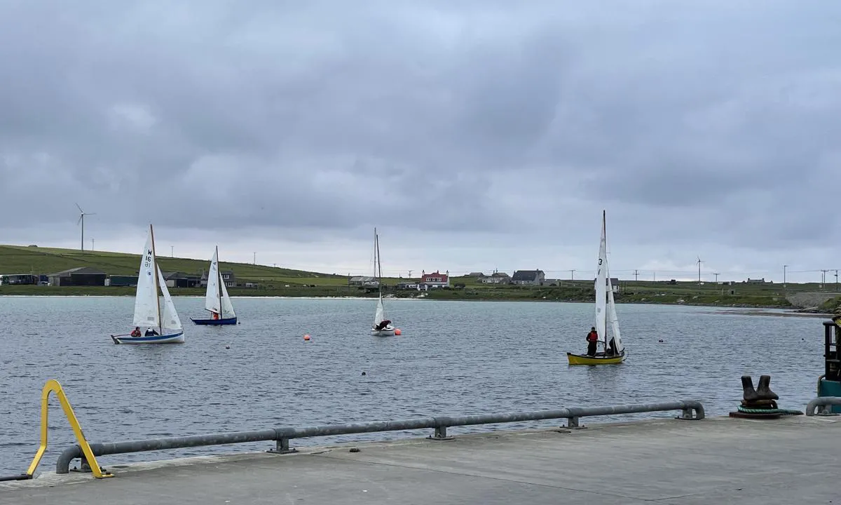 Westray Marina - Broughton: {"base": "en", "no": "Lokal regatta. Den bl\u00e5 b\u00e5ten er hundre \u00e5r gammel, ble vi fortalt.", "se": "Lokal regatta. Den bl\u00e5 b\u00e5ten \u00e4r hundra \u00e5r gammal, fick vi h\u00f6ra.", "en": "Local regatta.  The blue boat is a hundred years old, we where told.", "da": "Lokalt kapsejlads. Den bl\u00e5 b\u00e5d er hundrede \u00e5r gammel, fik vi at vide."}