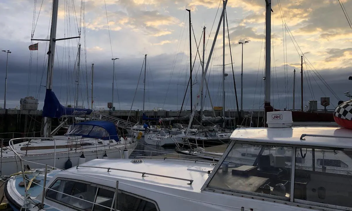 Westray Marina - Broughton: {"base": "no", "no": "Godt beskyttet havn med flytebrygger", "se": "V\u00e4l skyddad hamn med flytbryggor", "en": "Well-protected harbour with floating docks", "da": "Godt beskyttet havn med flydebroer"}