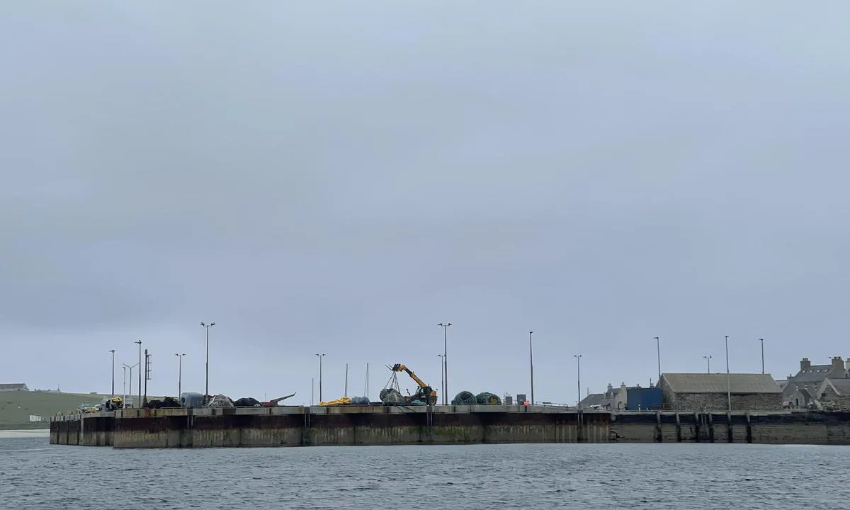 Westray Marina - Broughton: {"base": "en", "no": "Utsikten n\u00e5r du n\u00e6rmer deg fra s\u00f8r. En relativt smal inngang er p\u00e5 det s\u00f8rvestlige hj\u00f8rnet.", "se": "Utseendet n\u00e4r man n\u00e4rmar sig fr\u00e5n s\u00f6der. En relativt smal ing\u00e5ng finns i sydv\u00e4stra h\u00f6rnet.", "en": "The look when approaching from the south. A relatively narrow entrance is on the south west corner.", "da": "Udsigten ved anl\u00f8b fra syd. En relativt smal indsejling er p\u00e5 det sydvestlige hj\u00f8rne."}