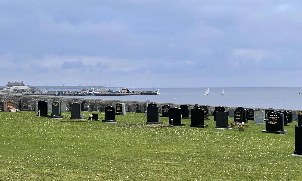 Westray Marina - Broughton: {"base": "en", "no": "Utsikt fra veien til landsbyen. Det tar omtrent 15 minutter \u00e5 komme til butikken, og hotellet med en restaurant og pub kan n\u00e5s p\u00e5 rundt 20 minutters gange fra havnen.", "se": "Utsikt fr\u00e5n v\u00e4gen till byn. Att komma till aff\u00e4ren tar cirka 15 minuter, och hotellet med en restaurang och pub kan n\u00e5s p\u00e5 cirka 20 minuters promenad fr\u00e5n hamnen.", "en": "A view from the road to the village. To get to the store takes about 15 mins., and the Hotel with a restaurant and pub can be reached in about 20 mins walk from the harbour.", "da": "Udsigten fra vejen til landsbyen. Det tager cirka 15 minutter at komme til butikken, og hotellet med en restaurant og pub kan n\u00e5s p\u00e5 cirka 20 minutters gang fra havnen."}