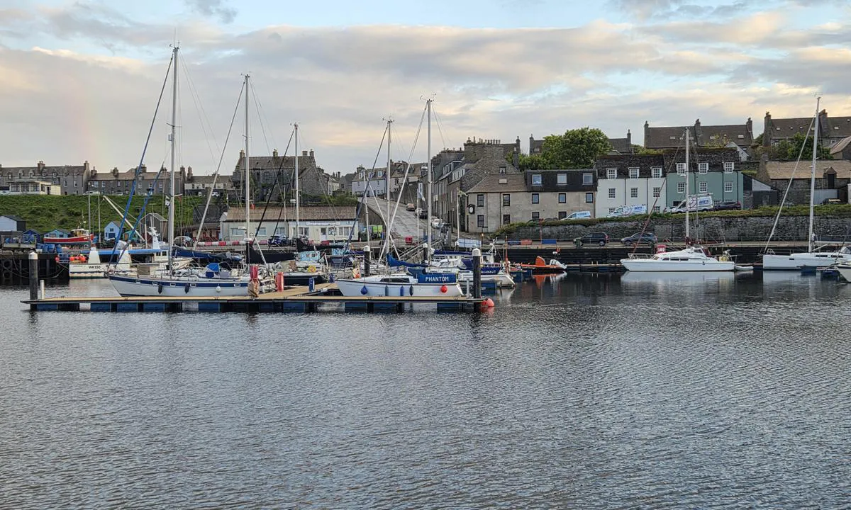 Wick Marina - Highland: {"base": "no", "no": "Marinaen forran med Harbour office bak. Toaletter og dusj er i huset til venstre for Harbour office.\r\nSi ifra p\u00e5 VHF med \"all ships\" hver gang du g\u00e5r inn og ut av havnen (blindsoner).", "se": "Marinan fram\u00e5t med hamnkontoret bakom. Toaletter och dusch finns i huset till v\u00e4nster om hamnkontoret.<br>Meddela p\u00e5 VHF med 'all ships' varje g\u00e5ng du g\u00e5r in och ut ur hamnen (d\u00f6da vinklar).", "en": "The marina in front with the Harbour office behind. Toilets and showers are in the building to the left of the Harbour office. Announce on VHF with 'all ships' every time you enter and exit the harbour (blind zones).", "da": "Marinaen foran med Harbour office bagved. Toiletter og bruser er i huset til venstre for Harbour office. Sig til p\u00e5 VHF med \"all ships\" hver gang du g\u00e5r ind og ud af havnen (blinde vinkler).", "fr": "La marina devant avec le bureau du port derri\u00e8re. Les toilettes et douches se trouvent dans la maison \u00e0 gauche du bureau du port.<br>Annoncez-vous sur la VHF avec \"tous les navires\" chaque fois que vous entrez ou sortez du port (angles morts).", "de": "Yachthafen vorne mit dem Hafenb\u00fcro dahinter. Toiletten und Duschen befinden sich im Geb\u00e4ude links vom Hafenb\u00fcro. Melden Sie sich auf UKW-Funk mit 'alle Schiffe', jedes Mal wenn Sie den Hafen betreten oder verlassen (tote Winkel).", "es": "La marina al frente con la oficina del puerto detr\u00e1s. Los ba\u00f1os y duchas est\u00e1n en la casa a la izquierda de la oficina del puerto. Informe por VHF con 'todos los barcos' cada vez que entre y salga del puerto (zonas ciegas).", "it": "La marina davanti con l'ufficio del porto dietro. I servizi igienici e le docce si trovano nella casa a sinistra dell'ufficio del porto. Comunica via VHF con \"tutte le navi\" ogni volta che entri ed esci dal porto (punti ciechi).", "pt": "A marina na frente com o escrit\u00f3rio do porto atr\u00e1s. Banheiros e chuveiros est\u00e3o na casa \u00e0 esquerda do escrit\u00f3rio do porto.<br>Informe pelo VHF com 'all ships' sempre que entrar ou sair do porto (zonas cegas).", "nl": "De jachthaven vooraan met het havenkantoor achter. Toiletten en douches bevinden zich in het gebouw links van het havenkantoor. Meld je op VHF met \"all ships\" elke keer dat je de haven in- en uitgaat (dode hoeken).", "pl": "Marina z przodu z biurem portowym z ty\u0142u. Toalety i prysznice znajduj\u0105 si\u0119 w budynku po lewej stronie od biura portowego. Zg\u0142o\u015b na VHF jako \"all ships\" za ka\u017cdym razem, gdy wchodzisz lub wychodzisz z portu (martwe strefy).", "uk": "\u041c\u0430\u0440\u0438\u043d\u0430 \u0441\u043f\u0435\u0440\u0435\u0434\u0443 \u0437 \u043e\u0444\u0456\u0441\u043e\u043c \u0433\u0430\u0432\u0430\u043d\u0456 \u043f\u043e\u0437\u0430\u0434\u0443. \u0422\u0443\u0430\u043b\u0435\u0442\u0438 \u0442\u0430 \u0434\u0443\u0448 \u0437\u043d\u0430\u0445\u043e\u0434\u044f\u0442\u044c\u0441\u044f \u0443 \u0431\u0443\u0434\u0438\u043d\u043a\u0443 \u0437\u043b\u0456\u0432\u0430 \u0432\u0456\u0434 \u043e\u0444\u0456\u0441\u0443 \u0433\u0430\u0432\u0430\u043d\u0456.<br>\u041f\u043e\u0432\u0456\u0434\u043e\u043c\u043b\u044f\u0439\u0442\u0435 \u043d\u0430 \u0423\u041a\u0425 \u0437 \u00ab\u0432\u0441\u0456 \u0441\u0443\u0434\u043d\u0430\u00bb, \u043a\u043e\u0436\u0435\u043d \u0440\u0430\u0437, \u043a\u043e\u043b\u0438 \u0432\u0438 \u0432\u0445\u043e\u0434\u0438\u0442\u0435 \u0430\u0431\u043e \u0432\u0438\u0445\u043e\u0434\u0438\u0442\u0435 \u0437 \u0433\u0430\u0432\u0430\u043d\u0456 (\u0441\u043b\u0456\u043f\u0456 \u0437\u043e\u043d\u0438).", "ro": "Marina \u00een fa\u021b\u0103 cu biroul portului \u00een spate. Toaletele \u0219i du\u0219urile se afl\u0103 \u00een cl\u0103direa din st\u00e2nga biroului portului. Anun\u021ba\u021bi pe VHF cu \u201etoate navele\u201d de fiecare dat\u0103 c\u00e2nd intra\u021bi \u0219i ie\u0219i\u021bi din port (zone oarbe).", "tr": "\u00d6n taraftaki marina ve arka taraftaki Liman ofisi. Tuvaletler ve du\u015flar, Liman ofisinin solundaki binadad\u0131r.<br>Limana girerken ve \u00e7\u0131karken her seferinde VHF \u00fczerinden \"t\u00fcm gemiler\" ile bilgilendirme yap\u0131n (k\u00f6r noktalar).", "el": "\u0397 \u03bc\u03b1\u03c1\u03af\u03bd\u03b1 \u03bc\u03c0\u03c1\u03bf\u03c3\u03c4\u03ac \u03bc\u03b5 \u03c4\u03bf \u039b\u03b9\u03bc\u03b5\u03bd\u03b1\u03c1\u03c7\u03b5\u03af\u03bf \u03c0\u03af\u03c3\u03c9. \u039f\u03b9 \u03c4\u03bf\u03c5\u03b1\u03bb\u03ad\u03c4\u03b5\u03c2 \u03ba\u03b1\u03b9 \u03c4\u03b1 \u03bd\u03c4\u03bf\u03c5\u03c2 \u03b2\u03c1\u03af\u03c3\u03ba\u03bf\u03bd\u03c4\u03b1\u03b9 \u03c3\u03c4\u03bf \u03c3\u03c0\u03af\u03c4\u03b9 \u03b1\u03c1\u03b9\u03c3\u03c4\u03b5\u03c1\u03ac \u03b1\u03c0\u03cc \u03c4\u03bf \u039b\u03b9\u03bc\u03b5\u03bd\u03b1\u03c1\u03c7\u03b5\u03af\u03bf. \u0395\u03bd\u03b7\u03bc\u03b5\u03c1\u03ce\u03c3\u03c4\u03b5 \u03bc\u03ad\u03c3\u03c9 VHF \u03bc\u03b5 \"all ships\" \u03ba\u03ac\u03b8\u03b5 \u03c6\u03bf\u03c1\u03ac \u03c0\u03bf\u03c5 \u03b5\u03b9\u03c3\u03ad\u03c1\u03c7\u03b5\u03c3\u03c4\u03b5 \u03ba\u03b1\u03b9 \u03b5\u03be\u03ad\u03c1\u03c7\u03b5\u03c3\u03c4\u03b5 \u03b1\u03c0\u03cc \u03c4\u03bf \u03bb\u03b9\u03bc\u03ac\u03bd\u03b9 (\u03bd\u03b5\u03ba\u03c1\u03ad\u03c2 \u03b3\u03c9\u03bd\u03af\u03b5\u03c2).", "cs": "Marina p\u0159ed n\u00e1mo\u0159n\u00ed kancel\u00e1\u0159\u00ed. Toalety a sprchy jsou v dom\u011b vlevo od n\u00e1mo\u0159n\u00ed kancel\u00e1\u0159e. Ozn\u00e1mte na VHF s \"all ships\" poka\u017ed\u00e9, kdy\u017e vj\u00ed\u017ed\u00edte nebo vyj\u00ed\u017ed\u00edte z p\u0159\u00edstavu (mrtv\u00e9 \u00fahly).", "hu": "A marina el\u0151tte, a Kik\u00f6t\u0151i iroda m\u00f6g\u00f6tte. A WC-k \u00e9s zuhanyz\u00f3k a Kik\u00f6t\u0151i iroda bal oldal\u00e1n l\u00e9v\u0151 \u00e9p\u00fcletben tal\u00e1lhat\u00f3k. Jelezzen VHF-en az \"\u00f6sszes haj\u00f3nak\" minden alkalommal, amikor bel\u00e9p vagy elhagyja a kik\u00f6t\u0151t (vakfoltok).", "fi": "Marina edess\u00e4, satamatoimisto takana. WC:t ja suihkut ovat talossa satamatoimiston vasemmalla puolella.<br>Ilmoita VHF:ll\u00e4 'all ships' aina, kun menet satamaan tai sielt\u00e4 poistut (katvealueet).", "bg": "\u041c\u0430\u0440\u0438\u043d\u0430\u0442\u0430 \u043e\u0442\u043f\u0440\u0435\u0434 \u0441 \u043e\u0444\u0438\u0441\u0430 \u043d\u0430 \u043f\u0440\u0438\u0441\u0442\u0430\u043d\u0438\u0449\u0435\u0442\u043e \u043e\u0442\u0437\u0430\u0434. \u0422\u043e\u0430\u043b\u0435\u0442\u043d\u0438\u0442\u0435 \u0438 \u0434\u0443\u0448\u043e\u0432\u0435\u0442\u0435 \u0441\u0430 \u0432 \u0441\u0433\u0440\u0430\u0434\u0430\u0442\u0430 \u0432\u043b\u044f\u0432\u043e \u043e\u0442 \u043e\u0444\u0438\u0441\u0430 \u043d\u0430 \u043f\u0440\u0438\u0441\u0442\u0430\u043d\u0438\u0449\u0435\u0442\u043e.<br>\u0423\u0432\u0435\u0434\u043e\u043c\u044f\u0432\u0430\u0439\u0442\u0435 \u043f\u043e VHF \u0441 \u201eall ships\u201c \u0432\u0441\u0435\u043a\u0438 \u043f\u044a\u0442, \u043a\u043e\u0433\u0430\u0442\u043e \u0432\u043b\u0438\u0437\u0430\u0442\u0435 \u0438\u043b\u0438 \u0438\u0437\u043b\u0438\u0437\u0430\u0442\u0435 \u043e\u0442 \u043f\u0440\u0438\u0441\u0442\u0430\u043d\u0438\u0449\u0435\u0442\u043e (\u0441\u043b\u0435\u043f\u0438 \u0437\u043e\u043d\u0438).", "sr": "Marina ispred sa lukom iza. Toaleti i tu\u0161evi su u ku\u0107i levo od kancelarije luke. Obavestite putem VHF sistema sa 'all ships' svaki put kada ulazite ili izlazite iz luke (slijepe zone).", "et": "Jahtklubi ees, sadamakontor taga. Tualettruumid ja du\u0161id asuvad sadamakontorist vasakul. Anna VHF-i kaudu \"all ships\" teada iga kord, kui sisened v\u00f5i lahkud sadamast (pimetsoonid).", "lv": "Mar\u012bna priek\u0161\u0101 ar Harbour office aizmugur\u0113. Tualetes un du\u0161as ir \u0113k\u0101 pa kreisi no Harbour office.<br>Zi\u0146ojiet ar VHF, izmantojot \"all ships\", katru reizi, kad iebraucat vai atst\u0101jat ostu (neraudz\u012bg\u0101s zonas).", "lt": "Marina priekyje su uosto biuru u\u017e jo. Tualetai ir du\u0161ai yra name kair\u0117je nuo uosto biuro. Prane\u0161kite per VHF su \u201evisiems laivams\u201c kiekvien\u0105 kart\u0105, kai \u012fplaukiate ar i\u0161plaukiate i\u0161 uosto (aklos zonos)."}