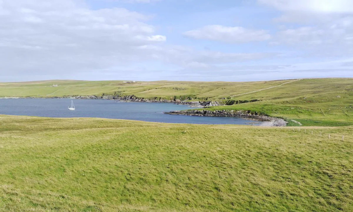 Wick of Gruting (East): {"base": "en", "no": "Oversikt over \u00f8stsiden av bukten (nord er til venstre).<br> P\u00e5 h\u00f8yre side av bildet er en sandstrand som har enkel tilgang for fotturer i omr\u00e5det.", "se": "\u00d6versikt \u00f6ver \u00f6stra sidan av viken (norr \u00e4r till v\u00e4nster).<br>P\u00e5 h\u00f6ger sida av bilden finns en sandstrand som har l\u00e4tt tillg\u00e5ng f\u00f6r att g\u00e5 p\u00e5 vandring i omr\u00e5det.", "en": "Overview to the east side of the bay (North is left).\r\nOn the right side of the picture is a sand beach which has easy access to go hiking on the region.", "da": "Oversigt over den \u00f8stlige side af bugten (nord er til venstre).<br>P\u00e5 h\u00f8jre side af billedet er der en sandstrand med let adgang til vandreture i omr\u00e5det.", "fr": "Vue d'ensemble du c\u00f4t\u00e9 est de la baie (le nord est \u00e0 gauche).<br>Sur le c\u00f4t\u00e9 droit de l'image se trouve une plage de sable avec un acc\u00e8s facile pour faire de la randonn\u00e9e dans la r\u00e9gion.", "de": "\u00dcbersicht zur Ostseite der Bucht (Norden ist links).<br>Auf der rechten Seite des Bildes befindet sich ein Sandstrand, der einen leichten Zugang zu Wanderungen in der Region bietet.", "es": "Descripci\u00f3n general del lado este de la bah\u00eda (Norte a la izquierda).<br> En el lado derecho de la imagen hay una playa de arena con f\u00e1cil acceso para hacer senderismo en la regi\u00f3n.", "it": "Panoramica sul lato est della baia (il nord \u00e8 a sinistra).<br>Sul lato destro dell'immagine c'\u00e8 una spiaggia di sabbia che offre un facile accesso per fare escursioni nella regione.", "pt": "Vis\u00e3o geral do lado leste da ba\u00eda (Norte \u00e9 \u00e0 esquerda).<br>No lado direito da imagem existe uma praia de areia com f\u00e1cil acesso para caminhadas na regi\u00e3o.", "nl": "Overzicht van de oostkant van de baai (noord is links).<br> Aan de rechterkant van de foto is een zandstrand met gemakkelijke toegang tot wandelpaden in de omgeving.", "pl": "Przegl\u0105d wschodniej strony zatoki (P\u00f3\u0142noc jest po lewej stronie). Po prawej stronie zdj\u0119cia znajduje si\u0119 piaszczysta pla\u017ca, kt\u00f3ra zapewnia \u0142atwy dost\u0119p do wycieczek pieszych po regionie.", "uk": "\u041e\u0433\u043b\u044f\u0434 \u0441\u0445\u0456\u0434\u043d\u043e\u0433\u043e \u0431\u043e\u043a\u0443 \u0437\u0430\u0442\u043e\u043a\u0438 (\u041f\u0456\u0432\u043d\u0456\u0447 \u0437\u043b\u0456\u0432\u0430).<br>\u041d\u0430 \u043f\u0440\u0430\u0432\u0456\u0439 \u0441\u0442\u043e\u0440\u043e\u043d\u0456 \u0437\u043e\u0431\u0440\u0430\u0436\u0435\u043d\u043d\u044f \u0437\u043d\u0430\u0445\u043e\u0434\u0438\u0442\u044c\u0441\u044f \u043f\u0456\u0449\u0430\u043d\u0438\u0439 \u043f\u043b\u044f\u0436, \u0437 \u044f\u043a\u043e\u0433\u043e \u043b\u0435\u0433\u043a\u043e \u0432\u0438\u0440\u0443\u0448\u0438\u0442\u0438 \u0432 \u043f\u043e\u0445\u0456\u0434 \u043f\u043e \u0440\u0435\u0433\u0456\u043e\u043d\u0443.", "ro": "Privire de ansamblu asupra p\u0103r\u021bii de est a golfului (Nordul este \u00een st\u00e2nga). <br> \u00cen partea dreapt\u0103 a imaginii se afl\u0103 o plaj\u0103 de nisip care ofer\u0103 acces facil pentru drume\u021bii \u00een regiune.", "tr": "Koyun do\u011fu taraf\u0131n\u0131n genel g\u00f6r\u00fcn\u00fcm\u00fc (Kuzey sol tarafta). <br> Resmin sa\u011f taraf\u0131nda, b\u00f6lgeye y\u00fcr\u00fcy\u00fc\u015f yapmak i\u00e7in kolay eri\u015fimi olan bir kum plaj\u0131 bulunmaktad\u0131r.", "el": "\u0395\u03c0\u03b9\u03c3\u03ba\u03cc\u03c0\u03b7\u03c3\u03b7 \u03c3\u03c4\u03b7\u03bd \u03b1\u03bd\u03b1\u03c4\u03bf\u03bb\u03b9\u03ba\u03ae \u03c0\u03bb\u03b5\u03c5\u03c1\u03ac \u03c4\u03bf\u03c5 \u03ba\u03cc\u03bb\u03c0\u03bf\u03c5 (\u03bf \u0392\u03bf\u03c1\u03c1\u03ac\u03c2 \u03b5\u03af\u03bd\u03b1\u03b9 \u03b1\u03c1\u03b9\u03c3\u03c4\u03b5\u03c1\u03ac). \u03a3\u03c4\u03b7\u03bd \u03b4\u03b5\u03be\u03b9\u03ac \u03c0\u03bb\u03b5\u03c5\u03c1\u03ac \u03c4\u03b7\u03c2 \u03b5\u03b9\u03ba\u03cc\u03bd\u03b1\u03c2 \u03c5\u03c0\u03ac\u03c1\u03c7\u03b5\u03b9 \u03b1\u03bc\u03bc\u03ce\u03b4\u03b7\u03c2 \u03c0\u03b1\u03c1\u03b1\u03bb\u03af\u03b1 \u03bc\u03b5 \u03b5\u03cd\u03ba\u03bf\u03bb\u03b7 \u03c0\u03c1\u03cc\u03c3\u03b2\u03b1\u03c3\u03b7 \u03b3\u03b9\u03b1 \u03c0\u03b5\u03b6\u03bf\u03c0\u03bf\u03c1\u03af\u03b1 \u03c3\u03c4\u03b7\u03bd \u03c0\u03b5\u03c1\u03b9\u03bf\u03c7\u03ae.", "cs": "P\u0159ehled v\u00fdchodn\u00ed strany z\u00e1livu (sever je vlevo).<br>Na prav\u00e9 stran\u011b obr\u00e1zku je p\u00edse\u010dn\u00e1 pl\u00e1\u017e, kter\u00e1 m\u00e1 snadn\u00fd p\u0159\u00edstup k p\u011b\u0161\u00edm t\u00far\u00e1m v oblasti.", "hu": "<p>\u00c1ttekint\u00e9s az \u00f6b\u00f6l keleti oldal\u00e1r\u00f3l (balra van az \u00e9szak).<br>A k\u00e9p jobb oldal\u00e1n egy homokos strand tal\u00e1lhat\u00f3, amelyr\u0151l k\u00f6nnyen el\u00e9rhet\u0151k a k\u00f6rny\u00e9k t\u00fara\u00fatvonalai.</p>", "fi": "Yleisn\u00e4kym\u00e4 lahden it\u00e4puolelle (pohjoinen vasemmalla). Kuvan oikealla puolella on hiekkaranta, jolta on helppo l\u00e4hte\u00e4 patikoimaan alueella.", "bg": "\u041e\u0431\u0449 \u0438\u0437\u0433\u043b\u0435\u0434 \u043a\u044a\u043c \u0438\u0437\u0442\u043e\u0447\u043d\u0430\u0442\u0430 \u0441\u0442\u0440\u0430\u043d\u0430 \u043d\u0430 \u0437\u0430\u043b\u0438\u0432\u0430 (\u0441\u0435\u0432\u0435\u0440\u044a\u0442 \u0435 \u043d\u0430\u043b\u044f\u0432\u043e). \u0412\u0434\u044f\u0441\u043d\u043e \u043d\u0430 \u0441\u043d\u0438\u043c\u043a\u0430\u0442\u0430 \u0438\u043c\u0430 \u043f\u044f\u0441\u044a\u0447\u0435\u043d \u043f\u043b\u0430\u0436, \u043a\u043e\u0439\u0442\u043e \u043f\u0440\u0435\u0434\u043e\u0441\u0442\u0430\u0432\u044f \u043b\u0435\u0441\u0435\u043d \u0434\u043e\u0441\u0442\u044a\u043f \u0437\u0430 \u043f\u0435\u0448\u0435\u0445\u043e\u0434\u043d\u0438 \u043f\u0440\u0435\u0445\u043e\u0434\u0438 \u0432 \u0440\u0435\u0433\u0438\u043e\u043d\u0430.", "sr": "Pregled isto\u010dne strane zaliva (sever je levo).<br>Sa desne strane slike nalazi se pe\u0161\u010dana pla\u017ea koja ima lak pristup za planinarenje u regionu.", "et": "\u00dclevaade lahe idak\u00fcljest (p\u00f5hi on vasakul). Pildi paremal k\u00fcljel on liivarand, millel on lihtne p\u00e4\u00e4s piirkonnas matkamiseks.", "lv": "P\u0101rskats par l\u012b\u010da austrumu pusi (Zieme\u013ci uz kreiso pusi). <br /> Att\u0113la labaj\u0101 pus\u0113 ir smil\u0161u pludmale, no kuras viegli piek\u013c\u016bt p\u0101rg\u0101jienu tak\u0101m re\u0123ion\u0101.", "lt": "Ap\u017evalga \u012f rytin\u0119 \u012flankos pus\u0119 (\u0160iaur\u0117 kair\u0117je). De\u0161in\u0117je nuotraukos pus\u0117je yra sm\u0117lio papl\u016bdimys, nuo kurio lengva prad\u0117ti \u017eygius po region\u0105."}