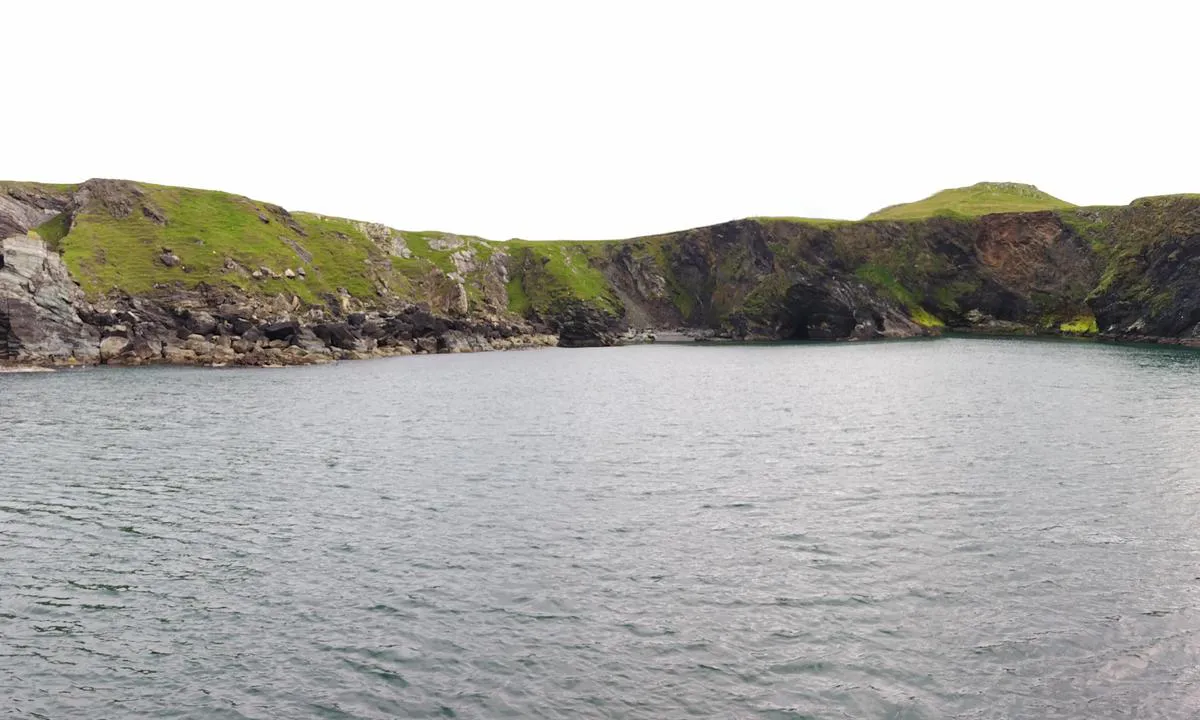 Wick of Gruting (West): {"base": "en", "no": "Utsikt over klippene fra ankringsplassen.", "se": "Utsikt \u00f6ver klipporna fr\u00e5n ankringsplatsen.", "en": "View of the cliffs from anchorage.", "da": "Udsigt over klipperne fra ankerpladsen.", "fr": "Vue des falaises depuis le mouillage.", "de": "Blick auf die Klippen vom Ankerplatz.", "es": "Vista de los acantilados desde el fondeadero.", "it": "Vista delle scogliere dall'ancoraggio.", "pt": "Vista das fal\u00e9sias a partir da \u00e2ncora.", "nl": "Uitzicht op de kliffen vanaf de ankerplaats.", "pl": "Widok klif\u00f3w z kotwicowiska.", "uk": "\u0412\u0438\u0434 \u043d\u0430 \u0441\u043a\u0435\u043b\u0456 \u0437 \u044f\u043a\u043e\u0440\u043d\u043e\u0457 \u0441\u0442\u043e\u044f\u043d\u043a\u0438.", "ro": "Vederea st\u00e2ncilor de la ancorare.", "tr": "Demirleme yerinden kayal\u0131klar\u0131n manzaras\u0131.", "el": "\u0398\u03ad\u03b1 \u03c3\u03c4\u03bf\u03c5\u03c2 \u03b3\u03ba\u03c1\u03b5\u03bc\u03bf\u03cd\u03c2 \u03b1\u03c0\u03cc \u03c4\u03bf \u03b1\u03b3\u03ba\u03c5\u03c1\u03bf\u03b2\u03cc\u03bb\u03b9\u03bf.", "cs": "Pohled na \u00fatesy z kotvi\u0161t\u011b.", "hu": "Kil\u00e1t\u00e1s a szikl\u00e1kr\u00f3l a horgonyz\u00f3helyr\u0151l.", "fi": "N\u00e4kym\u00e4 kallioihin ankkuripaikalta.", "bg": "\u0418\u0437\u0433\u043b\u0435\u0434 \u043a\u044a\u043c \u0441\u043a\u0430\u043b\u0438\u0442\u0435 \u043e\u0442 \u043a\u043e\u0442\u0432\u0435\u043d\u043e\u0442\u043e \u043c\u044f\u0441\u0442\u043e.", "sr": "Pogled na litice sa sidri\u0161ta.", "et": "Vaade kaljudele ankruplatsilt.", "lv": "Skats uz klint\u012bm no enkuro\u0161an\u0101s vietas.", "lt": "Vaizdas \u012f uolas i\u0161 inkaravimo vietos."}