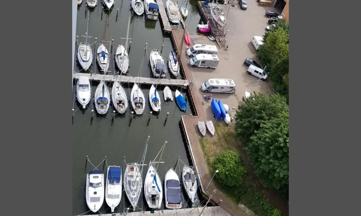 {"base": "de", "no": "Utsikt fra Wikingt\u00e5rnet mot de s\u00f8rlige bryggene, bensinstasjonen, slippanlegget, kranen, havnekontoret og b\u00e5thallen.", "se": "Utsikt fr\u00e5n Wikingturm mot de s\u00f6dra bryggorna, bensinstationen, slipanl\u00e4ggningen, kranen, hamnkontoret och b\u00e5thallen.", "en": "View from the Viking Tower of the southern jetties, the fuel station, the slipway, the crane, the harbour master's office, and the boat hall.", "da": "Udsigt fra Vikinget\u00e5rnet over de sydlige broer, tankstationen, sl\u00e6bestedet, kranen, havnemesterens kontor og b\u00e5dehallen.", "fr": "Vue depuis la tour Wiking sur les pontons sud, la station-service, la rampe de mise \u00e0 l'eau, la grue, le bureau du ma\u00eetre de port et le hangar \u00e0 bateaux.", "de": "Blick aus dem Wikingturm auf die s\u00fcdlichen Stege, die Tankstelle, die Slipanlage, den Kran, das Hafenmeisterb\u00fcro und die Bootshalle.", "es": "Vista desde la Torre Wiking hacia los muelles del sur, la estaci\u00f3n de servicio, la rampa de botadura, la gr\u00faa, la oficina del capit\u00e1n del puerto y el hangar de botes.", "it": "Vista dalla Torre dei Vichinghi sui pontili meridionali, la stazione di rifornimento, lo scivolo, la gru, l'ufficio del capitaneria di porto e il capannone per le barche.", "pt": "Vista da Torre dos Vikings para os p\u00ederes do sul, o posto de combust\u00edvel, a rampa de lan\u00e7amento, o guindaste, o escrit\u00f3rio do mestre do porto e o hangar de barcos.", "nl": "Uitzicht vanuit de Wikingtoren op de zuidelijke steigers, het tankstation, de helling, de kraan, het havenmeesterkantoor en de botenloods.", "pl": "Widok z wie\u017cy Wiking na po\u0142udniowe pomosty, stacj\u0119 paliw, pochylni\u0119, d\u017awig, biuro bosmana i hal\u0119 dla \u0142odzi.", "uk": "\u0412\u0438\u0434 \u0456\u0437 \u0412\u0456\u043a\u0456\u043d\u0433\u043e\u0432\u043e\u0457 \u0431\u0430\u0448\u0442\u0438 \u043d\u0430 \u043f\u0456\u0432\u0434\u0435\u043d\u043d\u0456 \u043f\u0440\u0438\u0447\u0430\u043b\u0438, \u0437\u0430\u043f\u0440\u0430\u0432\u043d\u0443 \u0441\u0442\u0430\u043d\u0446\u0456\u044e, \u0441\u043f\u0443\u0441\u043a\u043e\u0432\u0438\u0439 \u043f\u0440\u0438\u0441\u0442\u0440\u0456\u0439, \u043a\u0440\u0430\u043d, \u043e\u0444\u0456\u0441 \u043a\u0430\u043f\u0456\u0442\u0430\u043d\u0430 \u043f\u043e\u0440\u0442\u0443 \u0442\u0430 \u043a\u043e\u0440\u0430\u0431\u0435\u043b\u044c\u043d\u0438\u0439 \u0430\u043d\u0433\u0430\u0440.", "ro": "Priveli\u0219te din turnul Wiking asupra docurilor sudice, sta\u021biei de alimentare, rampei de lansare, macaralei, biroului c\u0103pitanului de port \u0219i a hangarului de b\u0103rci.", "tr": "Wiking Kulesi'nden g\u00fcney iskelelere, benzin istasyonuna, kayma alan\u0131na, vin\u00e7, liman ofisi ve tekne salonuna bak\u0131\u015f.", "el": "\u0398\u03ad\u03b1 \u03b1\u03c0\u03cc \u03c4\u03bf\u03bd \u03c0\u03cd\u03c1\u03b3\u03bf \u0392\u03af\u03ba\u03b9\u03bd\u03b3\u03ba \u03c0\u03c1\u03bf\u03c2 \u03c4\u03b1 \u03bd\u03cc\u03c4\u03b9\u03b1 \u03c0\u03c1\u03bf\u03b2\u03bb\u03ae\u03c4\u03b1, \u03c4\u03bf\u03bd \u03c3\u03c4\u03b1\u03b8\u03bc\u03cc \u03b1\u03bd\u03b5\u03c6\u03bf\u03b4\u03b9\u03b1\u03c3\u03bc\u03bf\u03cd, \u03c4\u03b7\u03bd \u03c1\u03ac\u03bc\u03c0\u03b1 \u03b3\u03bb\u03b9\u03c3\u03c4\u03c1\u03ae\u03bc\u03b1\u03c4\u03bf\u03c2, \u03c4\u03bf\u03bd \u03b3\u03b5\u03c1\u03b1\u03bd\u03cc, \u03c4\u03bf \u03b3\u03c1\u03b1\u03c6\u03b5\u03af\u03bf \u03c4\u03bf\u03c5 \u03bb\u03b9\u03bc\u03b5\u03bd\u03b1\u03c1\u03c7\u03b5\u03af\u03bf\u03c5 \u03ba\u03b1\u03b9 \u03c4\u03b7\u03bd \u03b1\u03c0\u03bf\u03b8\u03ae\u03ba\u03b7 \u03c3\u03ba\u03b1\u03c6\u03ce\u03bd.", "cs": "Pohled z v\u011b\u017ee Wikingturm na ji\u017en\u00ed mola, \u010derpac\u00ed stanici, skluz, je\u0159\u00e1b, kancel\u00e1\u0159 p\u0159\u00edstavn\u00edho mistra a halu pro lod\u011b.", "hu": "Kil\u00e1t\u00e1s a Wiking-toronyb\u00f3l a d\u00e9li m\u00f3l\u00f3kra, a benzink\u00fatra, a cs\u00faszd\u00e1ra, a darura, a kik\u00f6t\u0151mester irod\u00e1j\u00e1ra \u00e9s a cs\u00f3nakh\u00e1zra.", "fi": "N\u00e4k\u00f6ala Wiking-tornista etel\u00e4isille laitureille, tankkausasemalle, luiskauslaitteelle, nosturille, satamakonttorille ja venehalliin.", "bg": "\u0418\u0437\u0433\u043b\u0435\u0434 \u043e\u0442 \u0412\u0438\u043a\u0438\u043d\u0433\u0441\u043a\u0430\u0442\u0430 \u043a\u0443\u043b\u0430 \u043a\u044a\u043c \u044e\u0436\u043d\u0438\u0442\u0435 \u043a\u0435\u0439\u043e\u0432\u0435, \u0431\u0435\u043d\u0437\u0438\u043d\u043e\u0441\u0442\u0430\u043d\u0446\u0438\u044f\u0442\u0430, \u0445\u0435\u043b\u0438\u043d\u0433\u0430, \u043a\u0440\u0430\u043d\u0430, \u043e\u0444\u0438\u0441\u0430 \u043d\u0430 \u043f\u0440\u0438\u0441\u0442\u0430\u043d\u0438\u0449\u043d\u0438\u044f \u043a\u0430\u043f\u0438\u0442\u0430\u043d \u0438 \u0445\u0430\u043b\u0435\u0442\u043e \u0437\u0430 \u043b\u043e\u0434\u043a\u0438.", "sr": "\u041f\u043e\u0433\u043b\u0435\u0434 \u0438\u0437 \u0412\u0438\u043a\u0438\u043d\u0433 \u043a\u0443\u043b\u0435 \u043d\u0430 \u0458\u0443\u0436\u043d\u0435 \u043f\u043e\u043d\u0442\u043e\u043d\u0435, \u043f\u0443\u043c\u043f\u043d\u0443 \u0441\u0442\u0430\u043d\u0438\u0446\u0443, \u0441\u043b\u0438\u043f, \u0434\u0438\u0437\u0430\u043b\u0438\u0446\u0443, \u0431\u0438\u0440\u043e \u043b\u0443\u0447\u043a\u043e\u0433 \u0441\u043b\u0443\u0436\u0431\u0435\u043d\u0438\u043a\u0430 \u0438 \u0445\u0430\u043d\u0433\u0430\u0440 \u0437\u0430 \u0447\u0430\u043c\u0446\u0435.", "et": "Vaade Wikingi tornist l\u00f5unastele sildadele, tanklale, slipile, kraanale, sadamakapteni b\u00fcroole ja paadihallile.", "lv": "Skats no Wikinga tor\u0146a uz dienvidu laip\u0101m, degvielas uzpildes staciju, sl\u012bdl\u012bniju, celtni, ostas p\u0101rzi\u0146a biroju un laivu halli.", "lt": "Vaizdas i\u0161 Viking\u0173 bok\u0161to \u012f pietinius pontonus, degalin\u0119, \u0161liuzo \u012frengin\u012f, kran\u0105, uosto kapitono biur\u0105 ir val\u010di\u0173 sal\u0119."}