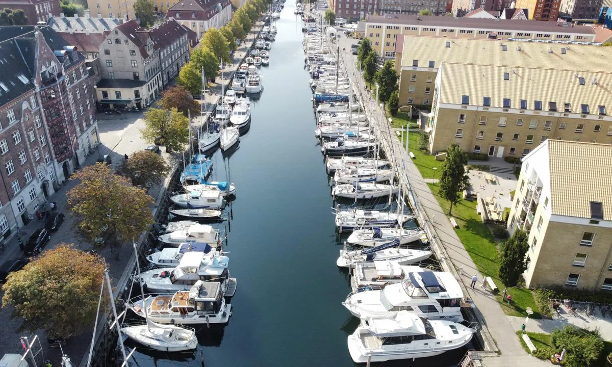 {"base": "da", "no": "Christianshavns kanal / Wilders Plads Marina", "se": "Christianshavns kanal / Wilders Plads Marina", "en": "Christianshavn Canal / Wilders Plads Marina", "da": "Christianshavns kanal / Wilders Plads Marina"}