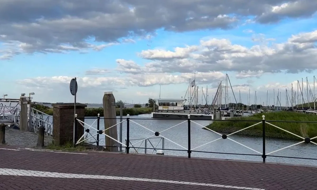 Willemstad Yacht Harbour: {"base": "se", "no": "Marinaen til venstre for bymarinaen sett fra veien. Her ser man havnekontoret.", "se": "Marinan till v\u00e4nster om citymarinan sett fr\u00e5n v\u00e4gen. H\u00e4r ser man hamnkontoret.", "en": "The marina to the left of the city marina as seen from the road. Here you can see the harbor office.", "da": "Marinaen til venstre for citymarinaen set fra vejen. Her ser man havnekontoret."}