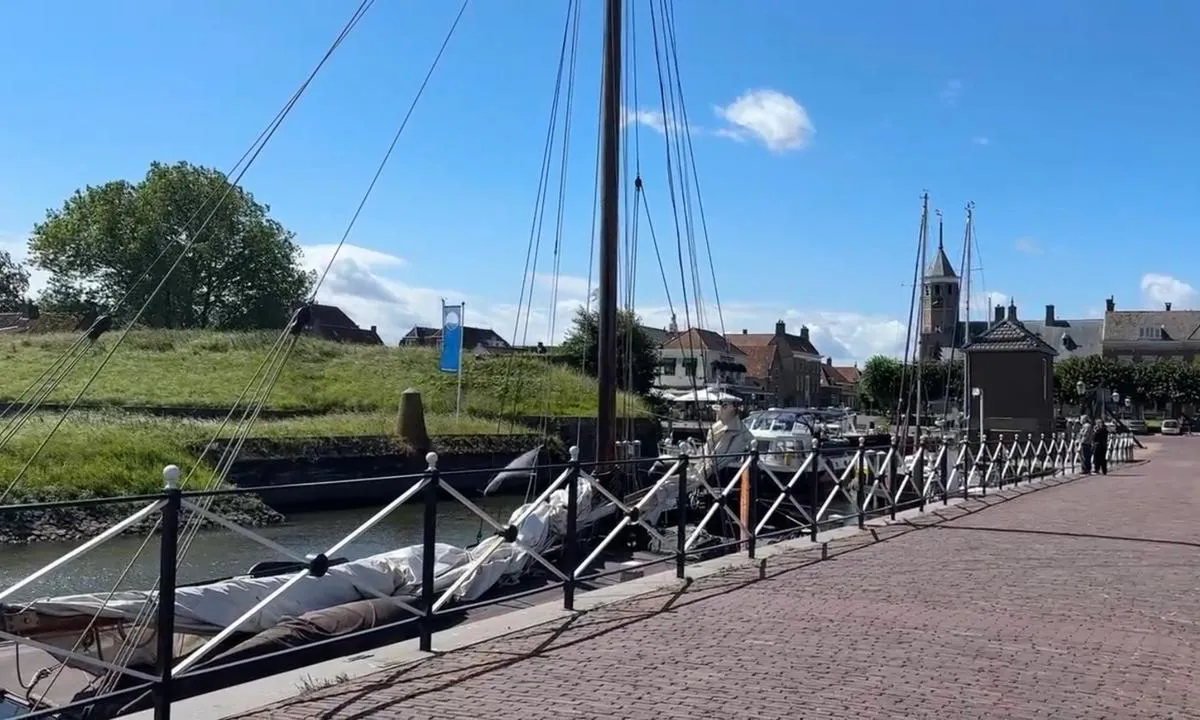 Willemstad Yacht Harbour: {"base": "se", "no": "Innfarten til bymarinaen", "se": "Infarten till citymarinan", "en": "The entrance to the city marina", "da": "Indsejlingen til bymarinaen"}