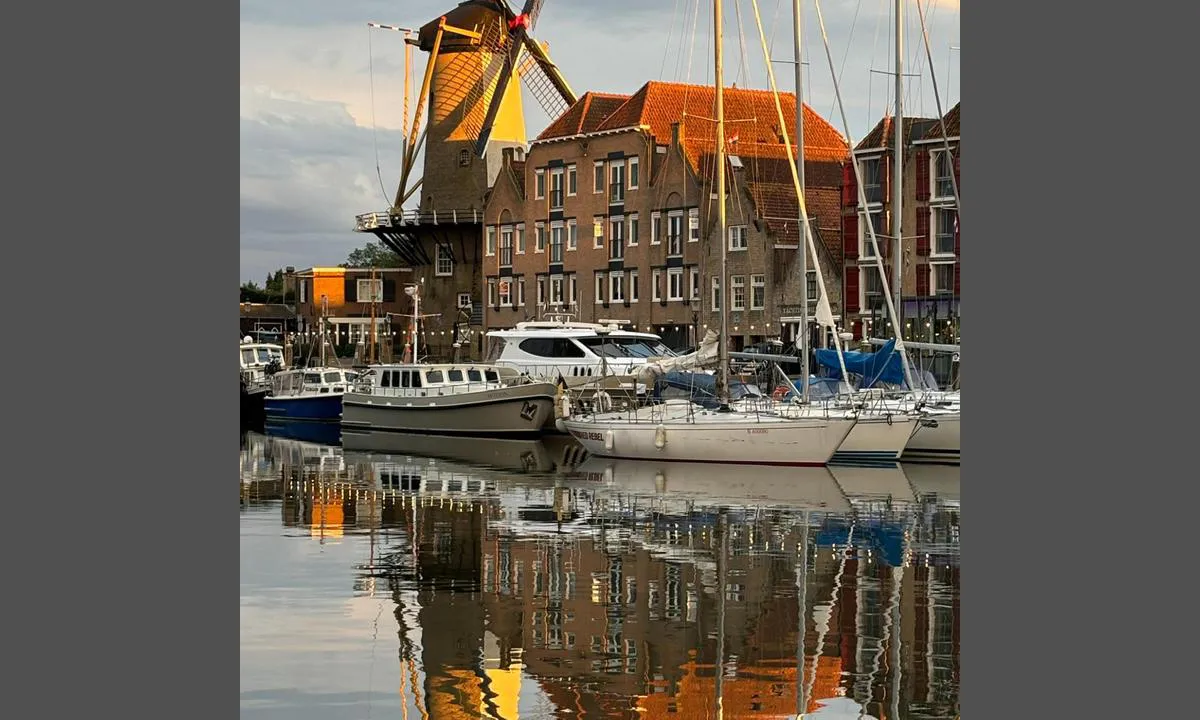 Willemstad Yacht Harbour: {"base": "se", "no": "Ligger langskips ved steinkai i Citymarinaen", "se": "Liggandes l\u00e5ngsides vid stenkaj i Citymarinan", "en": "Mooring alongside the stone quay at City Marina", "da": "Liggende langskibs ved stenkaj i Citymarinaen"}