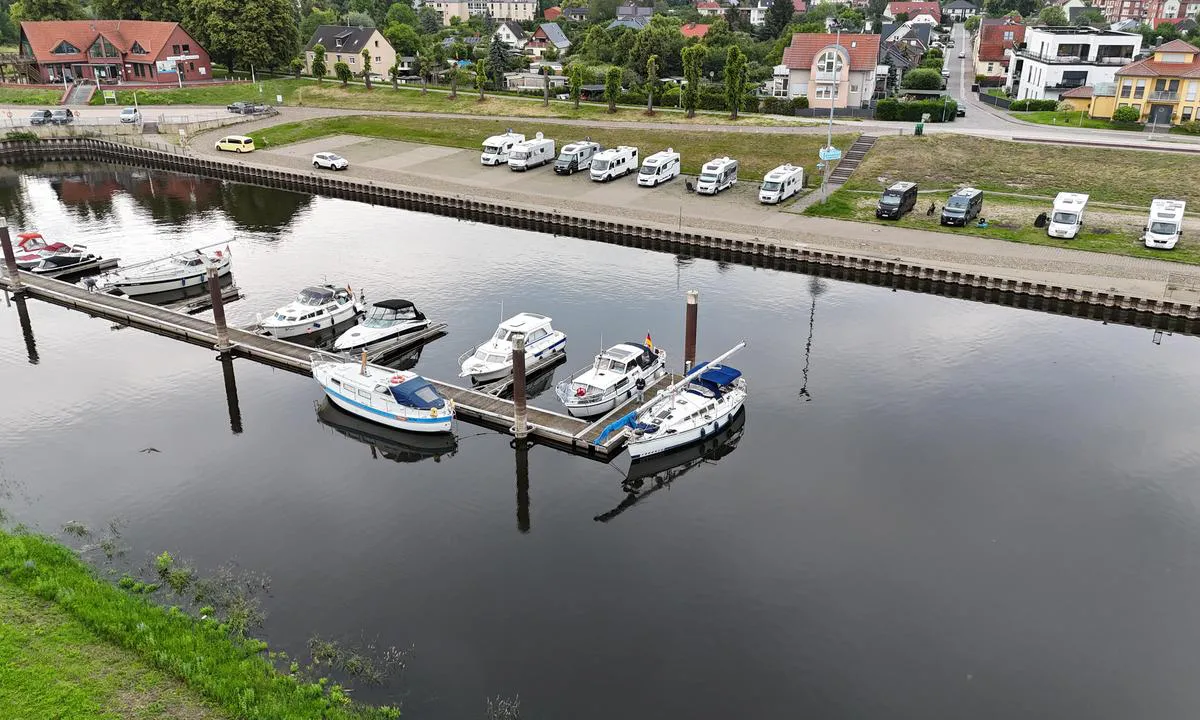 {"base": "de", "no": "Wittenberge", "se": "Wittenberge", "en": "Wittenberge", "da": "Wittenberge", "fr": "Wittenberge", "de": "Wittenberge", "es": "Wittenberge", "it": "Wittenberge", "pt": "Wittenberge", "nl": "Wittenberge", "pl": "Wittenberge", "uk": "\u0412\u0456\u0442\u0442\u0435\u043d\u0431\u0435\u0440\u0433\u0435", "ro": "Wittenberge", "tr": "Wittenberge", "el": "\u0392\u03b9\u03c4\u03b5\u03bd\u03b2\u03ad\u03c1\u03b3\u03ba\u03b5", "cs": "Wittenberge", "hu": "Wittenberge", "fi": "Wittenberge", "bg": "\u0412\u0438\u0442\u0435\u043d\u0431\u0435\u0440\u0433\u0435", "sr": "\u0412\u0438\u0442\u0435\u043d\u0431\u0435\u0440\u0433\u0435", "et": "Wittenberge", "lv": "Vitenberges", "lt": "Vitenberg\u0117"}