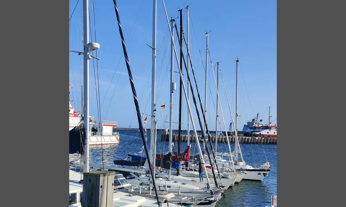 WSA Hafen Helgoland (Südhafen): {"base": "en", "no": "Det kan v\u00e6re veldig trangt. Spesielt med regattaen p\u00e5 pinse", "se": "Det kan vara mycket tr\u00e5ngt. S\u00e4rskilt med regattan vid pingst", "en": "It can be very crowded. Specially with the regatta at Pentecost", "da": "Det kan v\u00e6re meget overfyldt. Specielt med regattaen ved pinse"}