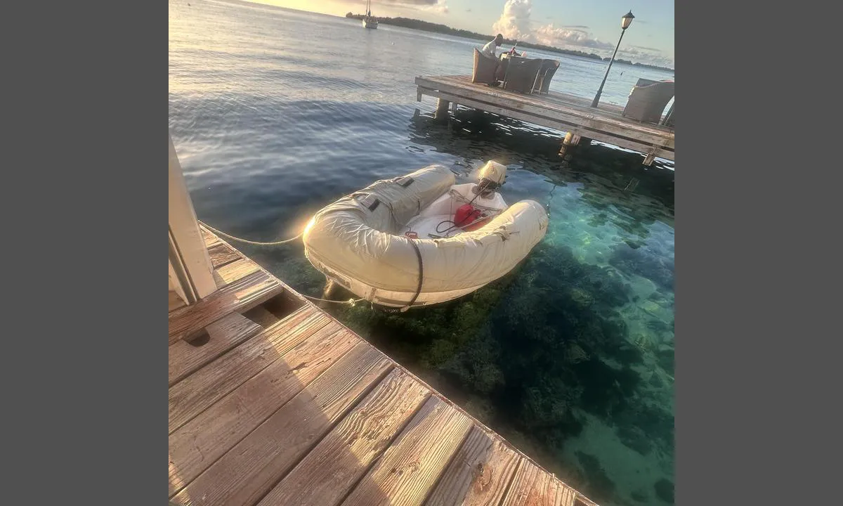 Yacht Club de Bora Bora: {"base": "no", "no": "Dingy fort\u00f8yd ved boret", "se": "Dingy f\u00f6rt\u00f6jd vid p\u00e5len", "en": "Dinghy moored at the buoy", "da": "Jolle fort\u00f8jet ved broen", "fr": "D\u00e9riveur amarr\u00e9 au quai", "de": "Beiboot am Bohrer vert\u00e4ut", "es": "Dinghy amarrado en el bote", "it": "Dinghy ormeggiato alla bitta", "pt": "Dinghy amarrado ao parafuso", "nl": "Bijboot vastgemaakt aan de boor", "pl": "Dinghy zacumowany przy wiertnicy", "uk": "\u0420\u044f\u0442\u0443\u0432\u0430\u043b\u044c\u043d\u0430 \u0448\u043b\u044e\u043f\u043a\u0430 \u043f\u0440\u0438\u0448\u0432\u0430\u0440\u0442\u043e\u0432\u0430\u043d\u0430 \u0434\u043e \u0431\u0443\u0440\u043e\u0432\u043e\u0457 \u0443\u0441\u0442\u0430\u043d\u043e\u0432\u043a\u0438", "ro": "Barc\u0103 rigid\u0103 legat\u0103 la st\u00e2lp", "tr": "Boreye ba\u011fl\u0131 bot", "el": "\u0386\u03ba\u03b1\u03c4\u03bf\u03c2 \u03b4\u03b5\u03bc\u03ad\u03bd\u03b7 \u03c3\u03c4\u03b7\u03bd \u03c4\u03c1\u03c5\u03c0\u03b7\u03bc\u03ad\u03bd\u03b7 \u03b8\u03ad\u03c3\u03b7", "cs": "Dingy p\u0159iv\u00e1zan\u00fd u mola", "hu": "Kishaj\u00f3 kik\u00f6tve a b\u00f3j\u00e1n\u00e1l", "fi": "Vene kiinnitetty laiturilla", "bg": "\u041b\u043e\u0434\u043a\u0430, \u0437\u0430\u0432\u044a\u0440\u0437\u0430\u043d\u0430 \u0437\u0430 \u0431\u043e\u0440\u0434\u0430", "sr": "\u010camac privezan za stub", "et": "Poika kinnitatud puksiiri juurde", "lv": "Dingijs piestiprin\u0101ts pie bores", "lt": "Valtis pri\u0161vartuota prie gr\u0105\u017eto"}