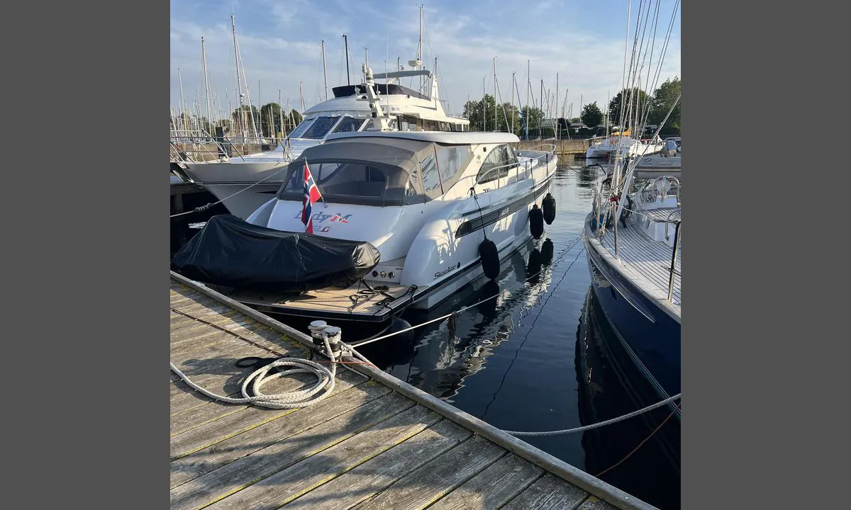 Yacht-und Bootswerft Marina Rathje: {"base": "en", "no": "Kai LP23", "se": "F\u00f6rt\u00f6jningsplats LP23", "en": "Berth LP23", "da": "Plads LP23"}