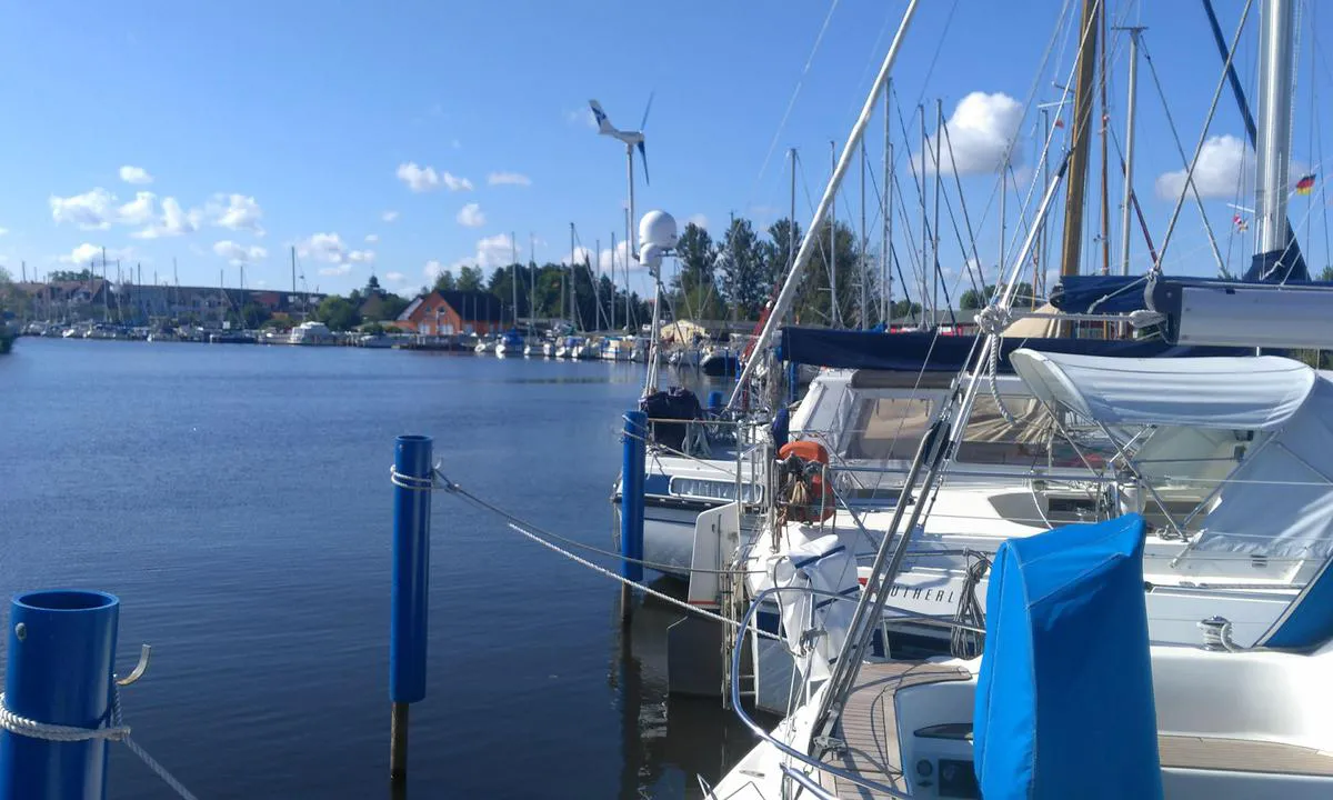 {"base": "de", "no": "Yachtklubb Ueckerm\u00fcnde", "se": "Yachtklubb Ueckerm\u00fcnde", "en": "Yacht Club Ueckerm\u00fcnde", "da": "Yachtklub Ueckerm\u00fcnde", "fr": "Yachtclub Ueckerm\u00fcnde", "de": "Yachtclub Ueckerm\u00fcnde", "es": "Club N\u00e1utico Ueckerm\u00fcnde", "it": "Yachtclub Ueckerm\u00fcnde", "pt": "Clube de Iates Ueckerm\u00fcnde", "nl": "Yachtclub Ueckerm\u00fcnde", "pl": "Klub \u017beglarski Ueckerm\u00fcnde", "uk": "\u042f\u0445\u0442\u043a\u043b\u0443\u0431 \u0423\u0435\u043a\u043a\u0435\u0440\u043c\u044e\u043d\u0434\u0435", "ro": "Yachtclub Ueckerm\u00fcnde", "tr": "Ueckerm\u00fcnde Yat Kul\u00fcb\u00fc", "el": "\u0399\u03c3\u03c4\u03b9\u03bf\u03c0\u03bb\u03bf\u03ca\u03ba\u03cc\u03c2 \u038c\u03bc\u03b9\u03bb\u03bf\u03c2 \u039f\u03c5\u03ad\u03ba\u03b5\u03c1\u03bc\u03c5\u03bd\u03c4\u03ad", "cs": "Jachtklub Ueckerm\u00fcnde", "hu": "Ueckerm\u00fcnde Yachtklub", "fi": "Ueckerm\u00fcnden jahtiklubi", "bg": "\u042f\u0445\u0442 \u043a\u043b\u0443\u0431 \u042e\u043a\u0435\u0440\u043c\u044e\u043d\u0434\u0435", "sr": "\u0408\u0430\u0445\u0442 \u043a\u043b\u0443\u0431 \u0423\u0435\u043a\u0435\u0440\u043c\u0438\u043d\u0434\u0435", "et": "Ueckerm\u00fcnde Jahtklubi", "lv": "Jahtu klubs Ueckerm\u00fcnde", "lt": "Jachtklubas Ueckerm\u00fcnde"}