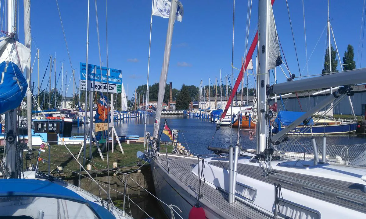 {"base": "de", "no": "Yachtklubb Ueckerm\u00fcnde", "se": "Yachtklubb Ueckerm\u00fcnde", "en": "Yacht Club Ueckerm\u00fcnde", "da": "Yachtklub Ueckerm\u00fcnde", "fr": "Yachtclub Ueckerm\u00fcnde", "de": "Yachtclub Ueckerm\u00fcnde", "es": "Club de Yates Ueckerm\u00fcnde", "it": "Yachtclub Ueckerm\u00fcnde", "pt": "Clube de Iates Ueckerm\u00fcnde", "nl": "Yachtclub Ueckerm\u00fcnde", "pl": "Klub Jachtowy Ueckerm\u00fcnde", "uk": "\u042f\u0445\u0442\u043a\u043b\u0443\u0431 \u0423\u043a\u0435\u0440\u043c\u044e\u043d\u0434\u0435", "ro": "Clubul de iahturi Ueckerm\u00fcnde", "tr": "Yat Kul\u00fcb\u00fc Ueckerm\u00fcnde", "el": "\u039b\u03ad\u03c3\u03c7\u03b7 \u0398\u03b1\u03bb\u03ac\u03c3\u03c3\u03b9\u03c9\u03bd \u03a3\u03ba\u03b1\u03c6\u03ce\u03bd \u039f\u03cd\u03ba\u03b5\u03c1\u03bc\u03b9\u03bd\u03c4\u03b5", "cs": "Jachtklub Ueckerm\u00fcnde", "hu": "Yachtclub Ueckerm\u00fcnde", "fi": "Yacht Club Ueckerm\u00fcnde", "bg": "\u042f\u0445\u0442\u043a\u043b\u0443\u0431 \u0423\u0435\u043a\u0435\u0440\u043c\u044e\u043d\u0434\u0435", "sr": "\u0408\u0430\u0445\u0442 \u043a\u043b\u0443\u0431 \u0423\u043a\u0435\u0440\u043c\u0438\u043d\u0434\u0435", "et": "Ueckerm\u00fcnde Jahtklubi", "lv": "Ueckermindes jahtu klubs", "lt": "Jachtklubas Ueckerm\u00fcnde"}