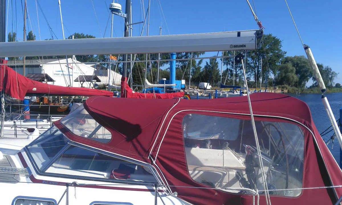 {"base": "de", "no": "Yachtklubb Ueckerm\u00fcnde", "se": "Yachtklubb Ueckerm\u00fcnde", "en": "Yacht Club Ueckerm\u00fcnde", "da": "Yachtklub Ueckerm\u00fcnde", "fr": "Yachtclub Ueckerm\u00fcnde", "de": "Yachtclub Ueckerm\u00fcnde", "es": "Yachtclub Ueckerm\u00fcnde", "it": "Yachtclub Ueckerm\u00fcnde", "pt": "Clube N\u00e1utico Ueckerm\u00fcnde", "nl": "Yachtclub Ueckerm\u00fcnde", "pl": "Klub \u017beglarski Ueckerm\u00fcnde", "uk": "\u042f\u0445\u0442-\u043a\u043b\u0443\u0431 \u0423\u0435\u043a\u043a\u0435\u0440\u043c\u044e\u043d\u0434\u0435", "ro": "Yachtclub Ueckerm\u00fcnde", "tr": "Yat Kul\u00fcb\u00fc Ueckerm\u00fcnde", "el": "\u0393\u03b9\u03bf\u03c4 \u03ba\u03bb\u03b1\u03bc\u03c0 \u039f\u03c5\u03b5\u03ba\u03b5\u03c1\u03bc\u03af\u03bd\u03c4\u03b5", "cs": "Yachtklub Ueckerm\u00fcnde", "hu": "Ueckerm\u00fcnde Yachtklub", "fi": "Ueckerm\u00fcnde Yachtclub", "bg": "\u042f\u0445\u0442\u043a\u043b\u0443\u0431 \u042e\u0435\u043a\u0435\u0440\u043c\u044e\u043d\u0434\u0435", "sr": "\u0408\u0430\u0445\u0442\u043a\u043b\u0443\u0431 \u0423\u0435\u043a\u0435\u0440\u043c\u0438\u043d\u0434\u0435", "et": "Ueckerm\u00fcnde Jahtklubi", "lv": "Jahtklubs Ueckerm\u00fcnde", "lt": "Jachtklubas Ueckerm\u00fcnde"}