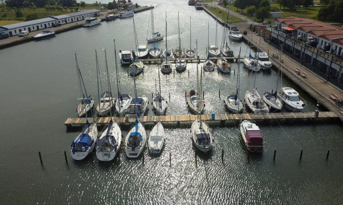 {"base": "de", "no": "Marina Yachthavn Karlshagen", "se": "Marina Yachthafen Karlshagen", "en": "Marina Yacht Harbour Karlshagen", "da": "Marina Yachthavn Karlshagen", "fr": "Marina Port de plaisance Karlshagen", "de": "Marina Yachthafen Karlshagen", "es": "Marina Puerto Deportivo Karlshagen", "it": "Marina Porto Turistico Karlshagen", "pt": "Marina Porto de Yates Karlshagen", "nl": "Marina Jachthaven Karlshagen", "pl": "Marina Przysta\u0144 Jachtowa Karlshagen", "uk": "\u041c\u0430\u0440\u0438\u043d\u0430 \u042f\u0445\u0442\u0433\u0430\u0432\u0430\u043d\u044c \u041a\u0430\u0440\u043b\u0441\u0433\u0430\u0433\u0435\u043d", "ro": "Marina Portul de iahturi Karlshagen", "tr": "Marina Yat Liman\u0131 Karlshagen", "el": "\u039c\u03b1\u03c1\u03af\u03bd\u03b1 \u039b\u03b9\u03bc\u03ac\u03bd\u03b9 \u039a\u03b1\u03c1\u03bb\u03c3\u03c7\u03ac\u03b3\u03ba\u03b5\u03bd", "cs": "Marina p\u0159\u00edstav Karlshagen", "hu": "Marina Jachtkik\u00f6t\u0151 Karlshagen", "fi": "Marina Karlshagenin vierassatama", "bg": "\u041c\u0430\u0440\u0438\u043d\u0430 \u042f\u0445\u0442\u0435\u043d\u043e \u041f\u0440\u0438\u0441\u0442\u0430\u043d\u0438\u0449\u0435 \u041a\u0430\u0440\u043b\u0441\u0445\u0430\u0433\u0435\u043d", "sr": "\u041c\u0430\u0440\u0438\u043d\u0430 \u0408\u0430\u0445\u0442\u0445\u0430\u0432\u0435\u043d \u041a\u0430\u0440\u043b\u0441\u0445\u0430\u0433\u0435\u043d", "et": "Marina jahtsadama Karlshagen", "lv": "Marina Jahtu osta Karlshagen", "lt": "Marina Karlshagen Jacht\u0173 prieplauka"}