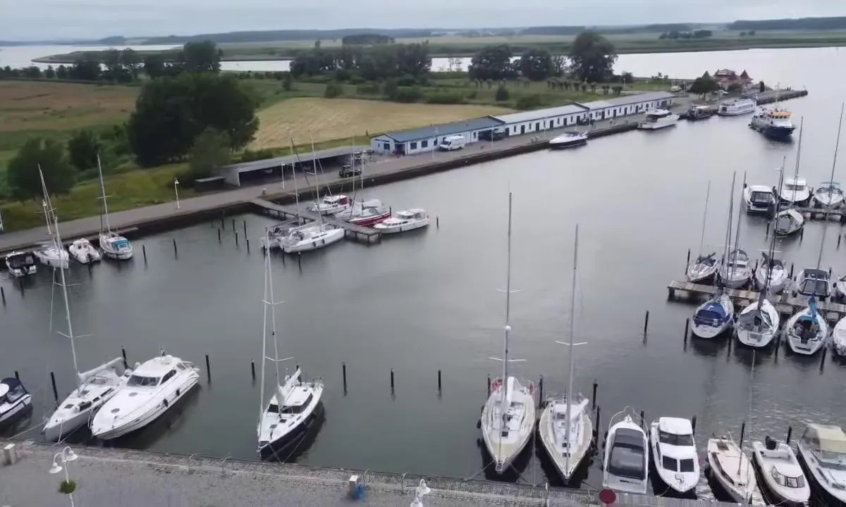 {"base": "de", "no": "B\u00e5thavn Karlshagen", "se": "Karlshagen Marina", "en": "Karlshagen Marina", "da": "Yacht havn Karlshagen", "fr": "Port de plaisance Karlshagen", "de": "Yachthafen Karlshagen", "es": "Puerto deportivo Karlshagen", "it": "Porto turistico di Karlshagen", "pt": "Marina de Iates Karlshagen", "nl": "Jachthaven Karlshagen", "pl": "Przysta\u0144 jachtowa Karlshagen", "uk": "\u042f\u0445\u0442\u043e\u0432\u0438\u0439 \u043f\u043e\u0440\u0442 \u041a\u0430\u0440\u043b\u0441\u0433\u0430\u0433\u0435\u043d", "ro": "Portul de Yachturi Karlshagen", "tr": "Karlshagen Yat Liman\u0131", "el": "\u039c\u03b1\u03c1\u03af\u03bd\u03b1 Karlshagen", "cs": "Jachta\u0159sk\u00fd p\u0159\u00edstav Karlshagen", "hu": "Karlshagen jachtkik\u00f6t\u0151", "fi": "Karlshagenin venesatama", "bg": "\u041c\u0430\u0440\u0438\u043d\u0430 \u041a\u0430\u0440\u043b\u0441\u0445\u0430\u0433\u0435\u043d", "sr": "Jahting marina Karlshagen", "et": "Karlshageni jahtsadam", "lv": "Yahtu osta Karlsh\u0101gena", "lt": "Karlshageno jacht\u0173 uostas"}