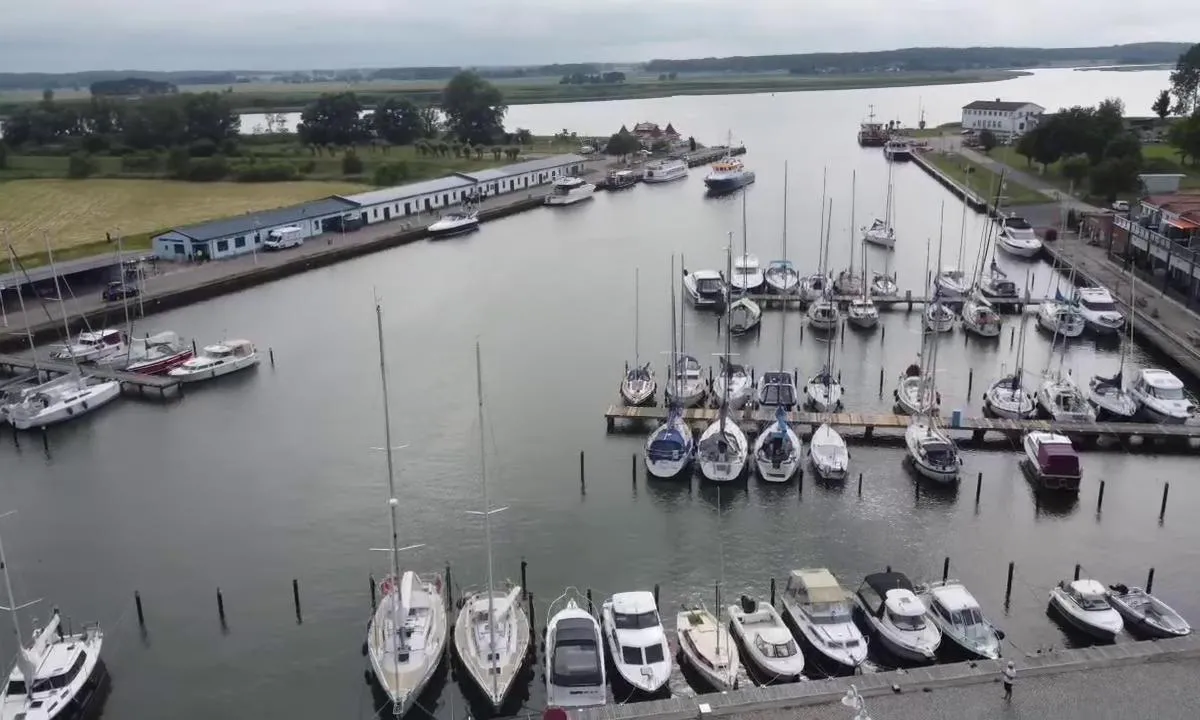 {"base": "de", "no": "Yachthavn Karlshagen", "se": "Karlshagens sm\u00e5b\u00e5tshamn", "en": "Karlshagen Marina", "da": "Yachthavn Karlshagen", "fr": "Port de plaisance Karlshagen", "de": "Yachthafen Karlshagen", "es": "Puerto deportivo Karlshagen", "it": "Porto turistico Karlshagen", "pt": "Marina Karlshagen", "nl": "Jachthaven Karlshagen", "pl": "Port jachtowy Karlshagen", "uk": "\u042f\u0445\u0442\u043e\u0432\u0430 \u0433\u0430\u0432\u0430\u043d\u044c \u041a\u0430\u0440\u043b\u0441\u0433\u0430\u0433\u0435\u043d", "ro": "Portul de agrement Karlshagen", "tr": "Karlshagen Yat Liman\u0131", "el": "\u039c\u03b1\u03c1\u03af\u03bd\u03b1 Karlshagen", "cs": "Jachetn\u00ed p\u0159\u00edstav Karlshagen", "hu": "Karlshagen Jachtkik\u00f6t\u0151", "fi": "Karlshagenin venesatama", "bg": "\u042f\u0445\u0442\u0435\u043d\u043e \u043f\u0440\u0438\u0441\u0442\u0430\u043d\u0438\u0449\u0435 \u041a\u0430\u0440\u043b\u0441\u0445\u0430\u0433\u0435\u043d", "sr": "\u041c\u0430\u0440\u0438\u043d\u0430 \u041a\u0430\u0440\u043b\u0441\u0445\u0430\u0433\u0435\u043d", "et": "Karlshageni jahtsadam", "lv": "Jahtu osta Karlshagen", "lt": "Jacht\u0173 uostas Karlshagen"}