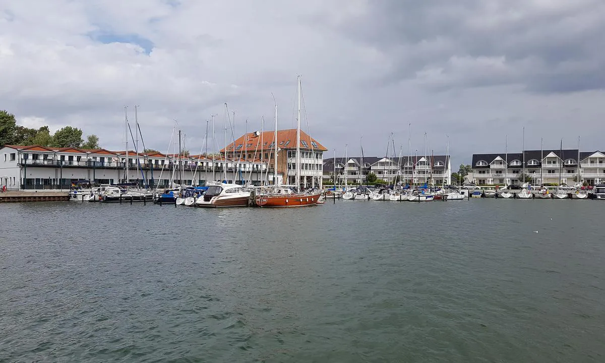 {"base": "de", "no": "B\u00e5thavn Karlshagen", "se": "Yachthamn Karlshagen", "en": "Karlshagen Marina", "da": "Yachthavn Karlshagen", "fr": "Port de plaisance Karlshagen", "de": "Yachthafen Karlshagen", "es": "Puerto deportivo Karlshagen", "it": "Porto turistico di Karlshagen", "pt": "Marina Karlshagen", "nl": "Jachthaven Karlshagen", "pl": "Port jachtowy Karlshagen", "uk": "\u042f\u0445\u0442\u0433\u0430\u0432\u0430\u043d\u044c \u041a\u0430\u0440\u043b\u0441\u0433\u0430\u0433\u0435\u043d", "ro": "Portul de iahturi Karlshagen", "tr": "Karlshagen Yat Liman\u0131", "el": "\u039c\u03b1\u03c1\u03af\u03bd\u03b1 Karlshagen", "cs": "P\u0159\u00edstav Karlshagen", "hu": "Karlshagen Jachtkik\u00f6t\u0151", "fi": "Karlshagenin venesatama", "bg": "\u042f\u0445\u0442\u0435\u043d\u043e \u043f\u0440\u0438\u0441\u0442\u0430\u043d\u0438\u0449\u0435 \u041a\u0430\u0440\u043b\u0441\u0445\u0430\u0433\u0435\u043d", "sr": "\u0408\u0430\u0445\u0442\u0445\u0430\u0432\u0435\u043d \u041a\u0430\u0440\u043b\u0441\u0445\u0430\u0433\u0435\u043d", "et": "Karlshageni jahtsadam", "lv": "Jahtu osta Karlshagen", "lt": "Karlshageno jacht\u0173 uostas"}