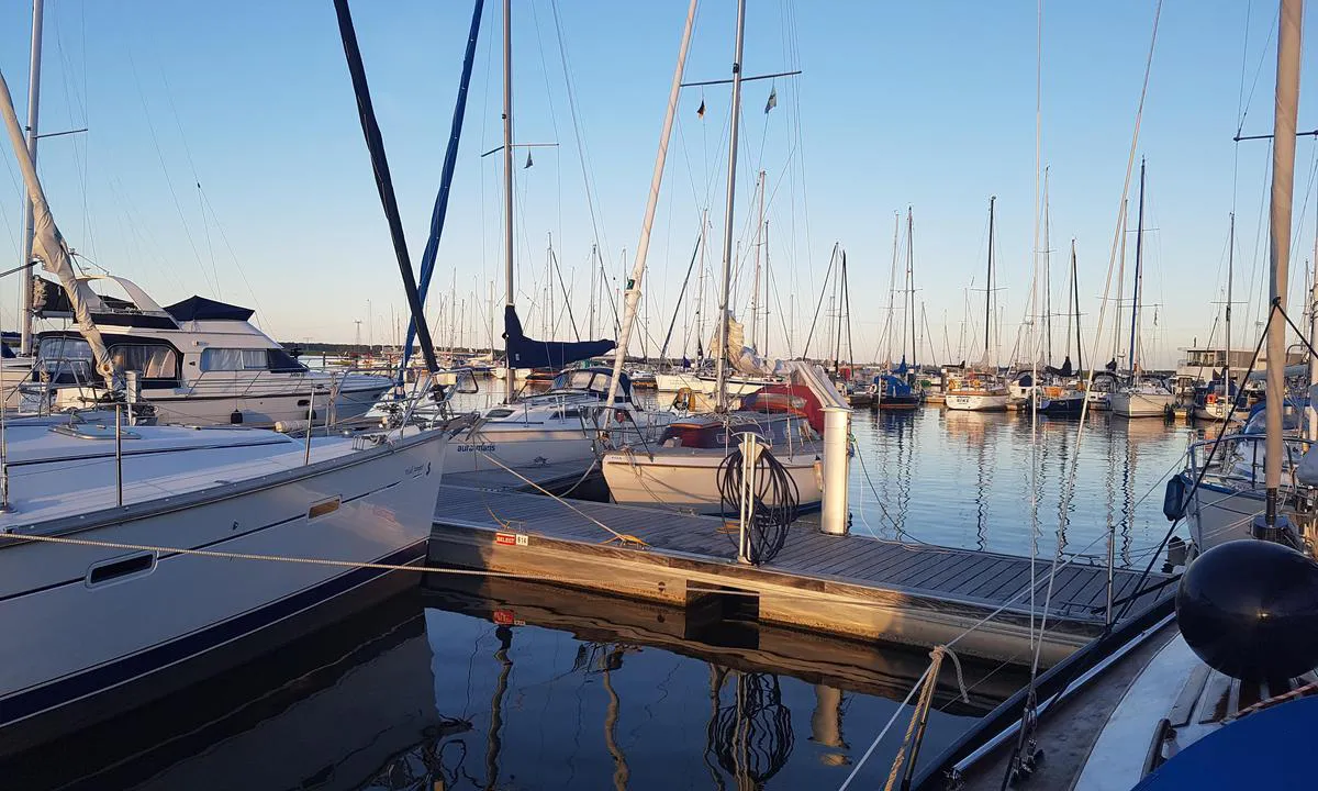 Yachthafen Marina Kröslin - Baltic Sea Resort: {"base": "de", "no": "Marina Kr\u00f6slin", "se": "Marina Kr\u00f6slin", "en": "Marina Kr\u00f6slin", "da": "Marina Kr\u00f6slin", "fr": "Marina Kr\u00f6slin", "de": "Marina Kr\u00f6slin", "es": "Marina Kr\u00f6slin", "it": "Marina Kr\u00f6slin", "pt": "Marina Kr\u00f6slin", "nl": "Marina Kr\u00f6slin", "pl": "Marina Kr\u00f6slin", "uk": "\u041c\u0430\u0440\u0438\u043d\u0430 \u041a\u0440\u044c\u043e\u0441\u043b\u0456\u043d", "ro": "Marina Kr\u00f6slin", "tr": "Marina Kr\u00f6slin", "el": "\u039c\u03b1\u03c1\u03af\u03bd\u03b1 \u039a\u03c1\u03ad\u03c3\u03bb\u03b9\u03bd", "cs": "Marina Kr\u00f6slin", "hu": "Marina Kr\u00f6slin", "fi": "Marina Kr\u00f6slin", "bg": "\u041c\u0430\u0440\u0438\u043d\u0430 \u041a\u0440\u044c\u043e\u0441\u043b\u0438\u043d", "sr": "Marina Kr\u00f6slin", "et": "Kr\u00f6slini jahisadam", "lv": "Marina Kr\u00f6slin", "lt": "Marina Kr\u00f6slin"}