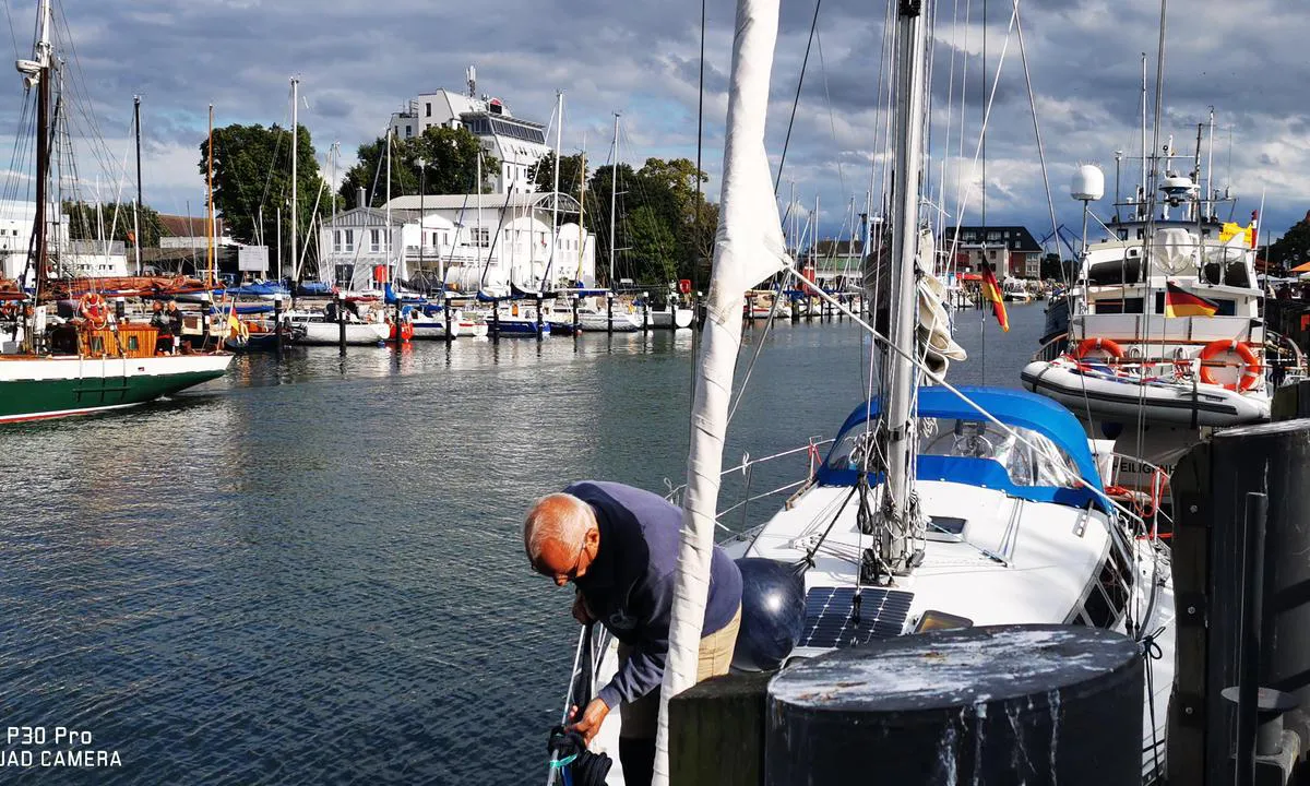 Yachthafen Mittelmole: {"base": "de", "no": "Warnem\u00fcnde gamle str\u00f8m", "se": "Warnem\u00fcnde gamla str\u00f6mmen", "en": "Warnem\u00fcnde old stream", "da": "Warnem\u00fcnde gamle str\u00f8m", "fr": "Warnem\u00fcnde ancien chenal", "de": "Warnem\u00fcnde alter Strom", "es": "Warnem\u00fcnde corriente antiguo", "it": "Porto antico di Warnem\u00fcnde", "pt": "Warnem\u00fcnde Strom Antigo", "nl": "Warnem\u00fcnde alter Strom", "pl": "Warnem\u00fcnde Stary Strumie\u0144", "uk": "\u0412\u0430\u0440\u043d\u0435\u043c\u044e\u043d\u0434\u0435 \u0441\u0442\u0430\u0440\u0435 \u0440\u0443\u0441\u043b\u043e", "ro": "Warnem\u00fcnde alter Strom", "tr": "Warnem\u00fcnde eski ak\u0131nt\u0131", "el": "\u03a0\u03b1\u03bb\u03b1\u03b9\u03cc\u03c2 \u03a0\u03bf\u03c4\u03b1\u03bc\u03cc\u03c2 Warnem\u00fcnde", "cs": "Warnem\u00fcnde star\u00fd proud", "hu": "Warnem\u00fcnde \u00f6reg patak", "fi": "Warnem\u00fcnde alter Strom", "bg": "\u0421\u0442\u0430\u0440\u0438\u044f \u043f\u043e\u0442\u043e\u043a \u043d\u0430 \u0412\u0430\u0440\u043d\u0435\u043c\u044e\u043d\u0434\u0435", "sr": "\u0421\u0442\u0430\u0440\u0438 \u043c\u043e\u0441\u0442 \u0443 \u0412\u0430\u0440\u043d\u0435\u043c\u0438\u043d\u0434\u0435-\u0443", "et": "Warnem\u00fcnde vana sild", "lv": "Warnem\u00fcnde vecais straume", "lt": "Warnem\u00fcnde senoji up\u0117"}