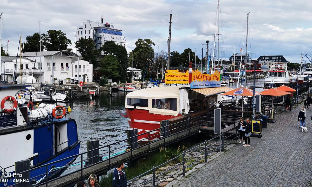 Yachthafen Mittelmole: {"base": "de", "no": "Warnem\u00fcnde alter Strom", "se": "Warnem\u00fcnde gamla str\u00f6mmen", "en": "Warnem\u00fcnde Old Stream", "da": "Warnem\u00fcnde gamle Str\u00f8m", "fr": "Warnem\u00fcnde ancien chenal", "de": "Warnem\u00fcnde alter Strom", "es": "Corriente antigua de Warnem\u00fcnde", "it": "Warnem\u00fcnde vecchio canale", "pt": "Warnem\u00fcnde alter Strom", "nl": "Warnem\u00fcnde oude stroom", "pl": "Warnem\u00fcnde Stary Strumie\u0144", "uk": "\u0412\u0430\u0440\u043d\u0435\u043c\u044e\u043d\u0434\u0435 \u0441\u0442\u0430\u0440\u0438\u0439 \u0421\u0442\u0440\u043e\u043c", "ro": "Warnem\u00fcnde vechiul canal", "tr": "Warnem\u00fcnde eski Dere", "el": "\u03a0\u03b1\u03bb\u03b1\u03b9\u03ac \u03a1\u03b5\u03cd\u03bc\u03b1 \u03c4\u03bf\u03c5 Warnem\u00fcnde", "cs": "Warnem\u00fcnde star\u00fd kan\u00e1l", "hu": "Warnem\u00fcnde r\u00e9gi \u00e1ramlat", "fi": "Warnem\u00fcnde vanha virta", "bg": "\u0421\u0442\u0430\u0440\u0438\u044f\u0442 \u043f\u043e\u0442\u043e\u043a \u043d\u0430 \u0412\u0430\u0440\u043d\u0435\u043c\u044e\u043d\u0434\u0435", "sr": "\u0421\u0442\u0430\u0440\u0438 \u043a\u0430\u043d\u0430\u043b \u0443 \u0412\u0430\u0440\u043d\u0435\u043c\u0438\u043d\u0434\u0435\u0443", "et": "Warnem\u00fcnde vana j\u00f5gi", "lv": "Warnem\u00fcnde vecais kan\u0101ls", "lt": "Warnem\u00fcnde senasis uostas"}