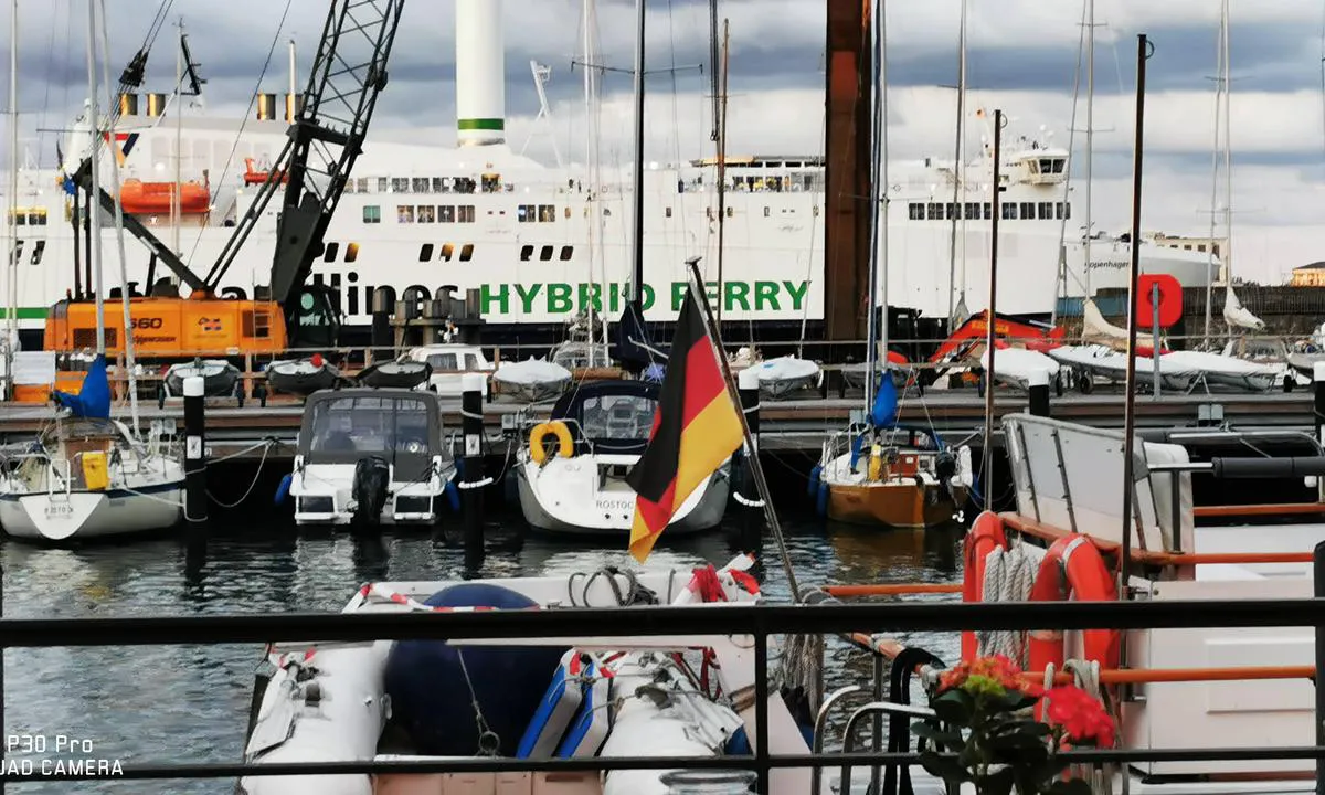 Yachthafen Mittelmole: {"base": "de", "no": "Warnem\u00fcnde alter Strom", "se": "Warnem\u00fcnde gamla str\u00f6mmen", "en": "Warnem\u00fcnde old channel", "da": "Warnem\u00fcnde gamle havn", "fr": "Warnem\u00fcnde ancien chenal", "de": "Warnem\u00fcnde alter Strom", "es": "Warnem\u00fcnde alter Strom", "it": "Warnem\u00fcnde vecchio corso", "pt": "Warnem\u00fcnde corrente antiga", "nl": "Warnem\u00fcnde oude stroom", "pl": "Warnem\u00fcnde stary strumie\u0144", "uk": "\u0412\u0430\u0440\u043d\u0435\u043c\u044e\u043d\u0434\u0435 \u0441\u0442\u0430\u0440\u0438\u0439 \u0441\u0442\u0440\u0443\u043c\u043e\u043a", "ro": "Warnem\u00fcnde vechiul canal", "tr": "Warnem\u00fcnde eski Ak\u0131nt\u0131", "el": "\u03a0\u03b1\u03bb\u03b1\u03b9\u03ac \u03a0\u03bf\u03c4\u03b1\u03bc\u03cc\u03c2 \u03c4\u03b7\u03c2 Warnem\u00fcnde", "cs": "Warnem\u00fcnde star\u00fd proud", "hu": "Warnem\u00fcnde alter Strom", "fi": "Warnem\u00fcnde vanha virta", "bg": "\u0412\u0430\u0440\u043d\u0435\u043c\u044e\u043d\u0434\u0435 \u0441\u0442\u0430\u0440 \u043f\u043e\u0442\u043e\u043a", "sr": "Stari Kanal Warnem\u00fcnde", "et": "Warnem\u00fcnde vana j\u00f5gi", "lv": "Warnem\u00fcnde vecais Strauts", "lt": "Warnem\u00fcnd\u0117s senasis kanalas"}