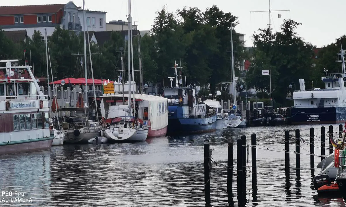 Yachthafen Mittelmole: {"base": "de", "no": "Warnem\u00fcnde gamle elv", "se": "Warnem\u00fcnde gamla str\u00f6mmen", "en": "Warnem\u00fcnde Old Channel", "da": "Warnem\u00fcnde gamle str\u00f8m", "fr": "Warnem\u00fcnde ancien bras", "de": "Warnem\u00fcnde alter Strom", "es": "Warnem\u00fcnde corriente antigua", "it": "Vecchio Canale di Warnem\u00fcnde", "pt": "Warnem\u00fcnde alter Strom", "nl": "Warnem\u00fcnde oude stroom", "pl": "Warnem\u00fcnde alter Strom", "uk": "\u0412\u0430\u0440\u043d\u0435\u043c\u044e\u043d\u0434\u0435 \u0441\u0442\u0430\u0440\u0435 \u0440\u0443\u0441\u043b\u043e", "ro": "Warnem\u00fcnde alter Strom", "tr": "Warnem\u00fcnde eski Ak\u0131nt\u0131", "el": "\u03a0\u03b1\u03bb\u03b9\u03ac \u03a1\u03bf\u03ae \u03c4\u03bf\u03c5 Warnem\u00fcnde", "cs": "Warnem\u00fcnde star\u00fd proud", "hu": "Warnem\u00fcnde r\u00e9gi csatorna", "fi": "Warnem\u00fcnde vanha joki", "bg": "\u0412\u0430\u0440\u043d\u0435\u043c\u044e\u043d\u0434\u0435 \u0441\u0442\u0430\u0440\u043e \u0442\u0435\u0447\u0435\u043d\u0438\u0435", "sr": "\u0412\u0430\u0440\u043d\u0435\u043c\u0438\u043d\u0434\u0435 \u0441\u0442\u0430\u0440\u0438 \u0442\u043e\u043a", "et": "Warnem\u00fcnde vanavesi", "lv": "Vecais Warnemindes kan\u0101ls", "lt": "Warnem\u00fcnde senasis uostas"}