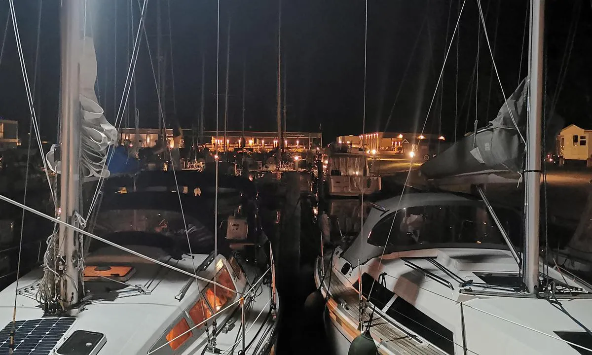 {"base": "de", "no": "B\u00e5thavn Peenem\u00fcnde", "se": "Yachthamn Peenem\u00fcnde", "en": "Peenem\u00fcnde Marina", "da": "Yachthavn Peenem\u00fcnde", "fr": "Port de plaisance Peenem\u00fcnde", "de": "Yachthafen Peenem\u00fcnde", "es": "Puerto deportivo de Peenem\u00fcnde", "it": "Porto turistico Peenem\u00fcnde", "pt": "Porto de iates Peenem\u00fcnde", "nl": "Jachthaven Peenem\u00fcnde", "pl": "Przysta\u0144 jachtowa Peenem\u00fcnde", "uk": "\u042f\u0445\u0442\u043e\u0432\u0430 \u0433\u0430\u0432\u0430\u043d\u044c \u041f\u0435\u0435\u043d\u0435\u043c\u044e\u043d\u0434\u0435", "ro": "Portul de iahturi Peenem\u00fcnde", "tr": "Peenem\u00fcnde Yat Liman\u0131", "el": "\u039c\u03b1\u03c1\u03af\u03bd\u03b1 Peenem\u00fcnde", "cs": "Jachetn\u00ed p\u0159\u00edstav Peenem\u00fcnde", "hu": "Peenem\u00fcnde jachtkik\u00f6t\u0151", "fi": "Jahtisatama Peenem\u00fcnde", "bg": "\u042f\u0445\u0442\u0435\u043d\u043e \u043f\u0440\u0438\u0441\u0442\u0430\u043d\u0438\u0449\u0435 \u041f\u0435\u0435\u043d\u0435\u043c\u044e\u043d\u0434\u0435", "sr": "\u0408\u0430\u0445\u0442\u0441\u043a\u0430 \u043b\u0443\u043a\u0430 \u041f\u0435\u0435\u043d\u0435\u043c\u044e\u043d\u0434\u0435", "et": "Jahtsadam Peenem\u00fcnde", "lv": "Jahtu osta Peenem\u00fcnde", "lt": "Jacht\u0173 uostas Peenem\u00fcnde"}
