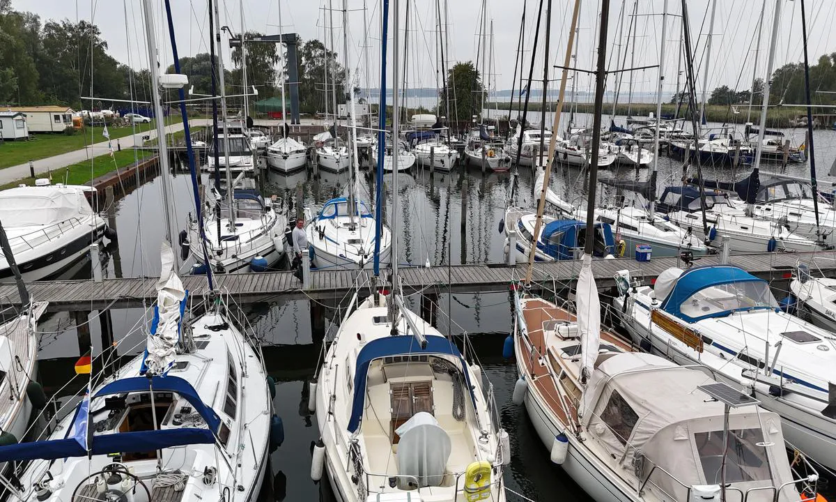Yachthafen Peenemünde: {"base": "de", "no": "Peenem\u00fcnde Nord", "se": "Peenem\u00fcnde Nord", "en": "Peenem\u00fcnde North", "da": "Peenem\u00fcnde Nord", "fr": "Peenem\u00fcnde Nord", "de": "Peenem\u00fcnde Nord", "es": "Peenem\u00fcnde Norte", "it": "Peenem\u00fcnde Nord", "pt": "Peenem\u00fcnde Norte", "nl": "Peenem\u00fcnde Noord", "pl": "Peenem\u00fcnde P\u00f3\u0142noc", "uk": "\u041f\u0435\u043d\u0435\u043c\u044e\u043d\u0434\u0435 \u041d\u043e\u0440\u0434", "ro": "Peenem\u00fcnde Nord", "tr": "Peenem\u00fcnde Kuzey", "el": "\u03a0\u03b5\u03b5\u03bd\u03b5\u03bc\u03bf\u03cd\u03bd\u03c4\u03b5 \u0392\u03cc\u03c1\u03b5\u03b9\u03b1", "cs": "Peenem\u00fcnde Sever", "hu": "Peenem\u00fcnde \u00c9szak", "fi": "Peenem\u00fcnde Pohjoinen", "bg": "\u041f\u0435\u0435\u043d\u0435\u043c\u044e\u043d\u0434\u0435 \u0421\u0435\u0432\u0435\u0440", "sr": "Peenem\u00fcnde Nord", "et": "Peenem\u00fcnde Nord", "lv": "<b>Peenem\u00fcnde Nord</b>", "lt": "Peenem\u00fcnd\u0117s \u0160iaur\u0117"}