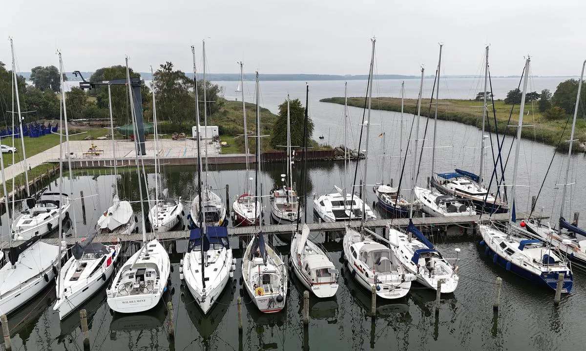 {"base": "de", "no": "Yachthavn Peenem\u00fcnde", "se": "Yachthamn Peenem\u00fcnde", "en": "Marina Peenem\u00fcnde", "da": "Yachthavn Peenem\u00fcnde", "fr": "Port de plaisance Peenem\u00fcnde", "de": "Yachthafen Peenem\u00fcnde", "es": "Puerto Deportivo Peenem\u00fcnde", "it": "Porto turistico Peenem\u00fcnde", "pt": "Marina de Peenem\u00fcnde", "nl": "Jachthaven Peenem\u00fcnde", "pl": "Port jachtowy Peenem\u00fcnde", "uk": "\u042f\u0445\u0442\u043e\u0432\u0430 \u0433\u0430\u0432\u0430\u043d\u044c \u041f\u0435\u0435\u043d\u0435\u043c\u044e\u043d\u0434\u0435", "ro": "Portul de iahturi Peenem\u00fcnde", "tr": "Peenem\u00fcnde Yat Liman\u0131", "el": "\u039c\u03b1\u03c1\u03af\u03bd\u03b1 Peenem\u00fcnde", "cs": "Jachtov\u00fd p\u0159\u00edstav Peenem\u00fcnde", "hu": "Peenem\u00fcnde Yachtskik\u00f6t\u0151", "fi": "Peenem\u00fcnden jahtisatama", "bg": "\u042f\u0445\u0442\u0435\u043d\u043e \u043f\u0440\u0438\u0441\u0442\u0430\u043d\u0438\u0449\u0435 \u041f\u0435\u0435\u043d\u0435\u043c\u044e\u043d\u0434\u0435", "sr": "\u0408\u0430\u0445\u0442\u0438\u043d\u0433 \u043b\u0443\u043a\u0430 \u041f\u0435\u0435\u043d\u0435\u043c\u044e\u043d\u0434\u0435", "et": "Jahtsadam Peenem\u00fcnde", "lv": "Jahtu osta Peenem\u00fcnde", "lt": "Jacht\u0173 uostas Peenem\u00fcnde"}