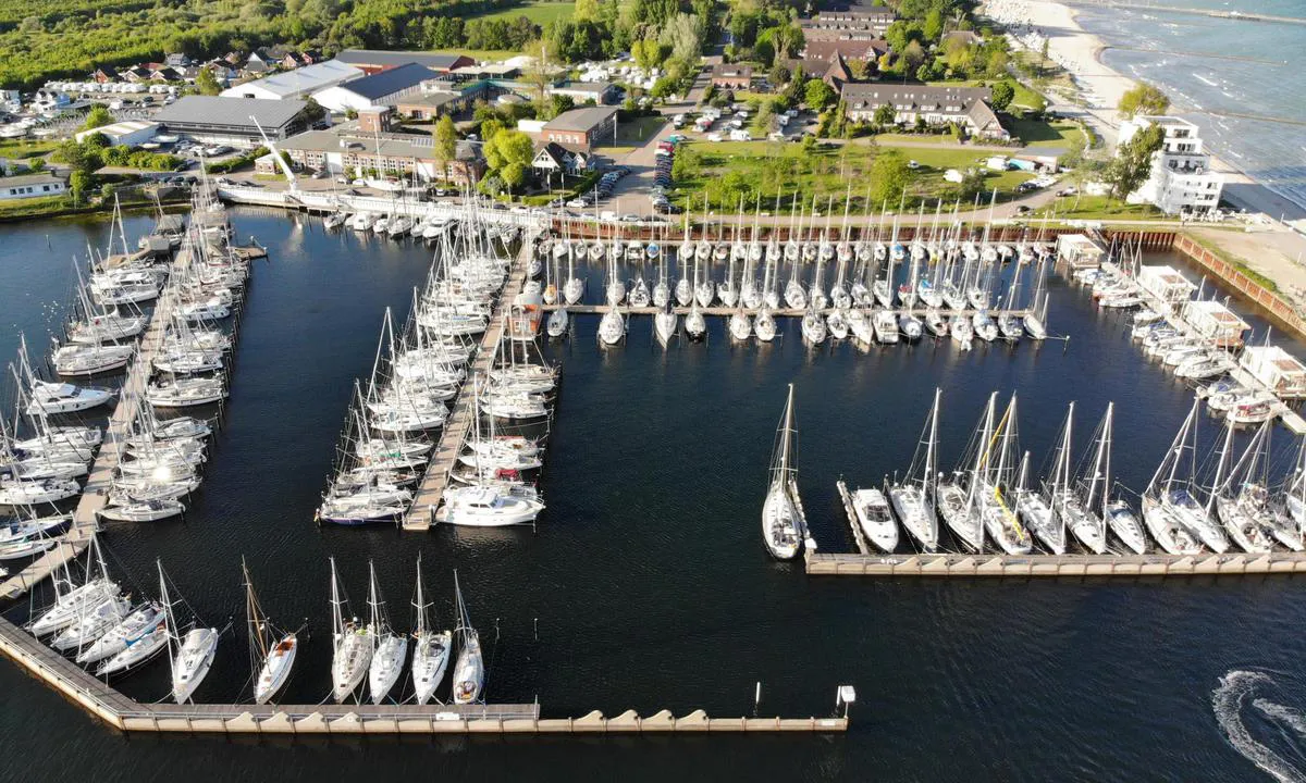 {"base": "de", "no": "Gro\u00dfenbrode Yachtverft Klemens", "se": "Gro\u00dfenbrode Yachtvarv Klemens", "en": "Gro\u00dfenbrode Yacht Yard Klemens", "da": "Gro\u00dfenbrode Yachtv\u00e6rft Klemens", "fr": "Chantier Naval de Yachts Gro\u00dfenbrode Klemens", "de": "Gro\u00dfenbrode Yachtwerft Klemens", "es": "Astillero de Yates Gro\u00dfenbrode Klemens", "it": "Cantiere Navale Gro\u00dfenbrode Yachtwerft Klemens", "pt": "Gro\u00dfenbrode Estaleiro de Iates Klemens", "nl": "Gro\u00dfenbrode Jachtwerf Klemens", "pl": "Gro\u00dfenbrode Stocznia Jachtowa Klemens", "uk": "\u0413\u0440\u043e\u0441\u0435\u043d\u0431\u0440\u043e\u0434\u0435 \u042f\u0445\u0442\u0432\u0435\u0440\u0444\u0442 \u041a\u043b\u0435\u043c\u0435\u043d\u0441", "ro": "\u0218antier naval pentru iahturi Gro\u00dfenbrode Klemens", "tr": "Gro\u00dfenbrode Yat Tersanesi Klemens", "el": "\u039d\u03b1\u03c5\u03c0\u03b7\u03b3\u03b5\u03af\u03bf Gro\u00dfenbrode Klemens", "cs": "Gro\u00dfenbrode Yachtwerft Klemens", "hu": "Gro\u00dfenbrode Yachtwerft Klemens", "fi": "Gro\u00dfenbrode jahtitelakka Klemens", "bg": "\u0413\u0440\u043e\u0441\u0435\u043d\u0431\u0440\u043e\u0434\u0435 \u042f\u0445\u0442\u0435\u043d\u043e \u043a\u043e\u0440\u0430\u0431\u043e\u0441\u0442\u0440\u043e\u0438\u0442\u0435\u043b\u043d\u043e \u043f\u0440\u0435\u0434\u043f\u0440\u0438\u044f\u0442\u0438\u0435 \u041a\u043b\u0435\u043c\u0435\u043d\u0441", "sr": "\u0408\u0430\u0445\u0442\u0438\u043d\u0433 \u0431\u0440\u043e\u0434\u043e\u0433\u0440\u0430\u0434\u0438\u043b\u0438\u0448\u0442\u0435 \u0413\u0440\u043e\u0441\u0435\u043d\u0431\u0440\u043e\u0434\u0435 \u041a\u043b\u0435\u043c\u0435\u043d\u0441", "et": "Gro\u00dfenbrode jahtlaevatehas Klemens", "lv": "Gro\u00dfenbrode jahtu b\u016bv\u0113tava Klemens", "lt": "Gro\u00dfenbrode Jacht\u0173 statykla Klemens"}